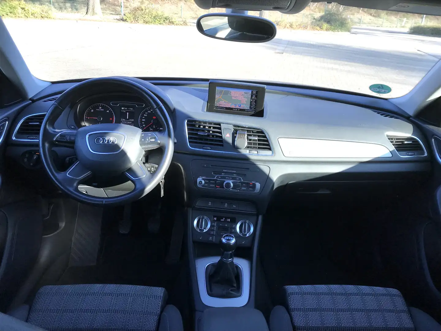 Audi Q3 2.0 TDI quattro ALU KLIMA NAVI LED TEMP MFL SHZ Schwarz - 2
