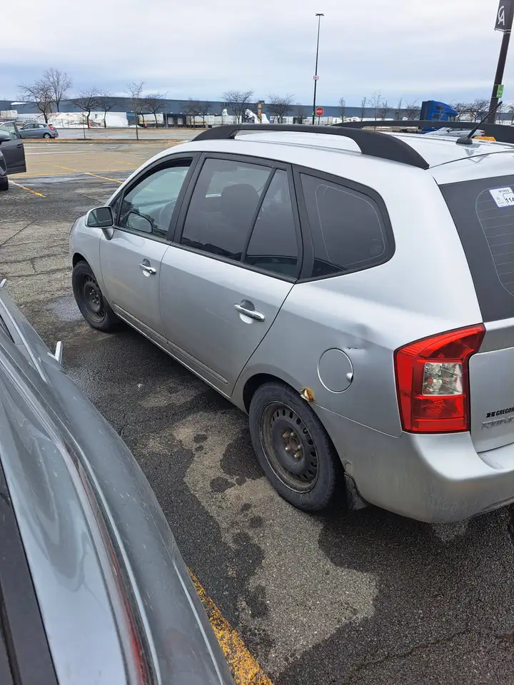 Kia Rondo снимка Kia Rondo