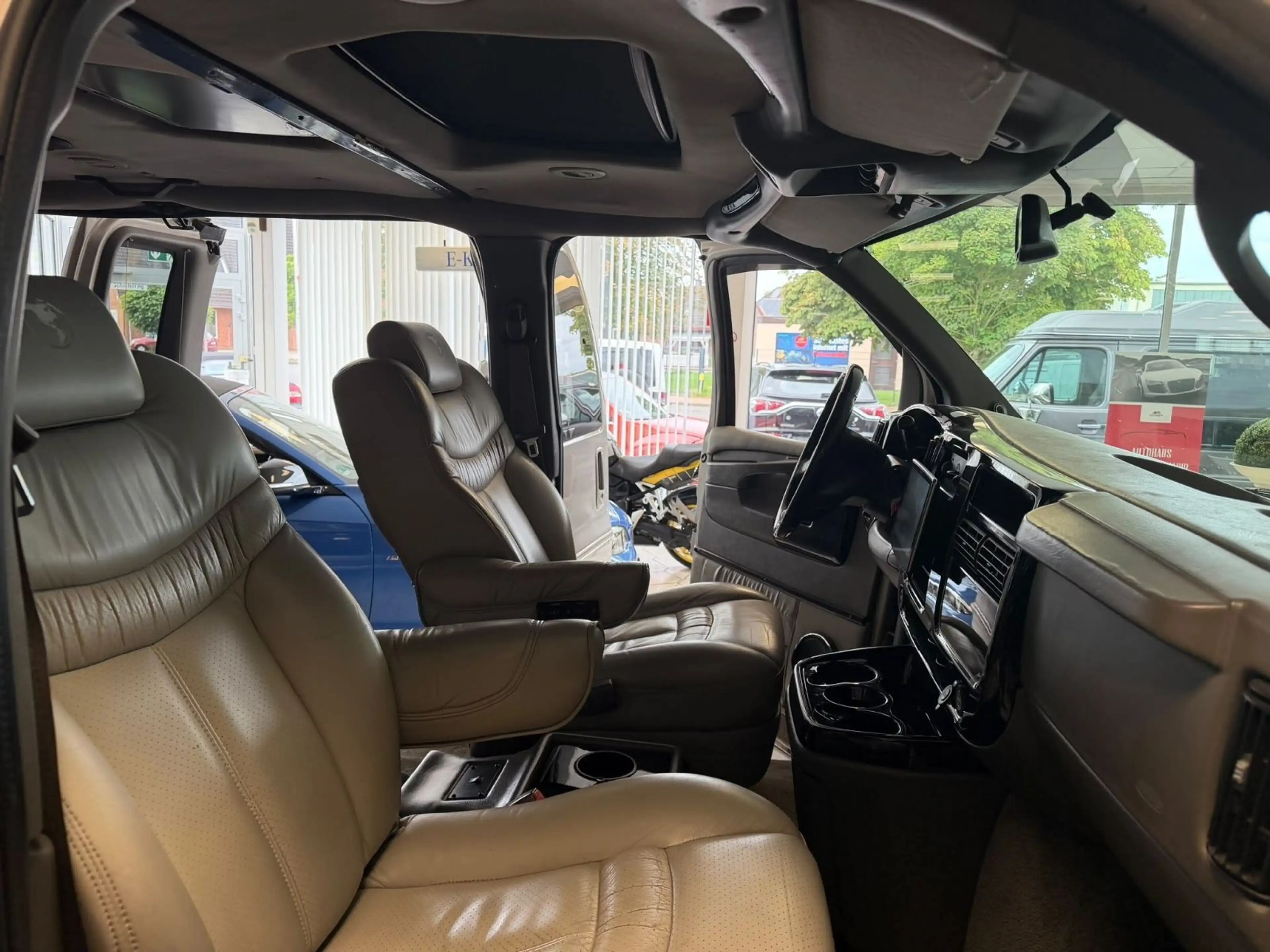 Chevrolet Express 5,3  AWD Explorer Limited SE LowTop — photo 11
