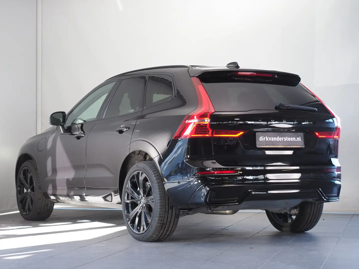 Volvo XC60 2.0 T6 Plug-in hybrid AWD Ultra Black Edition | Ac Zwart - 2