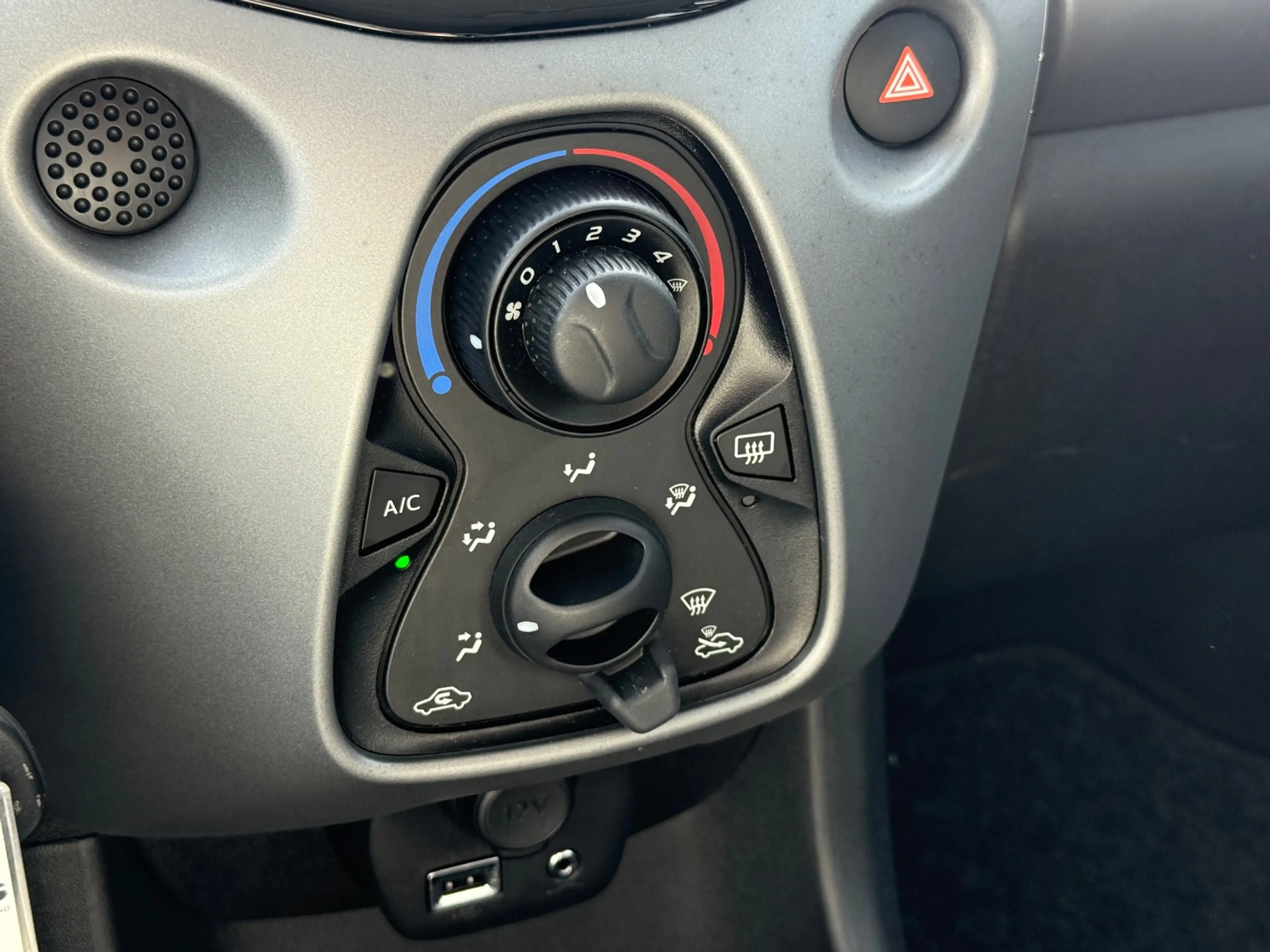 Toyota Aygo 1.0 VVT-i x-play| CARPLAY| CAMERA| NAVI — photo 19