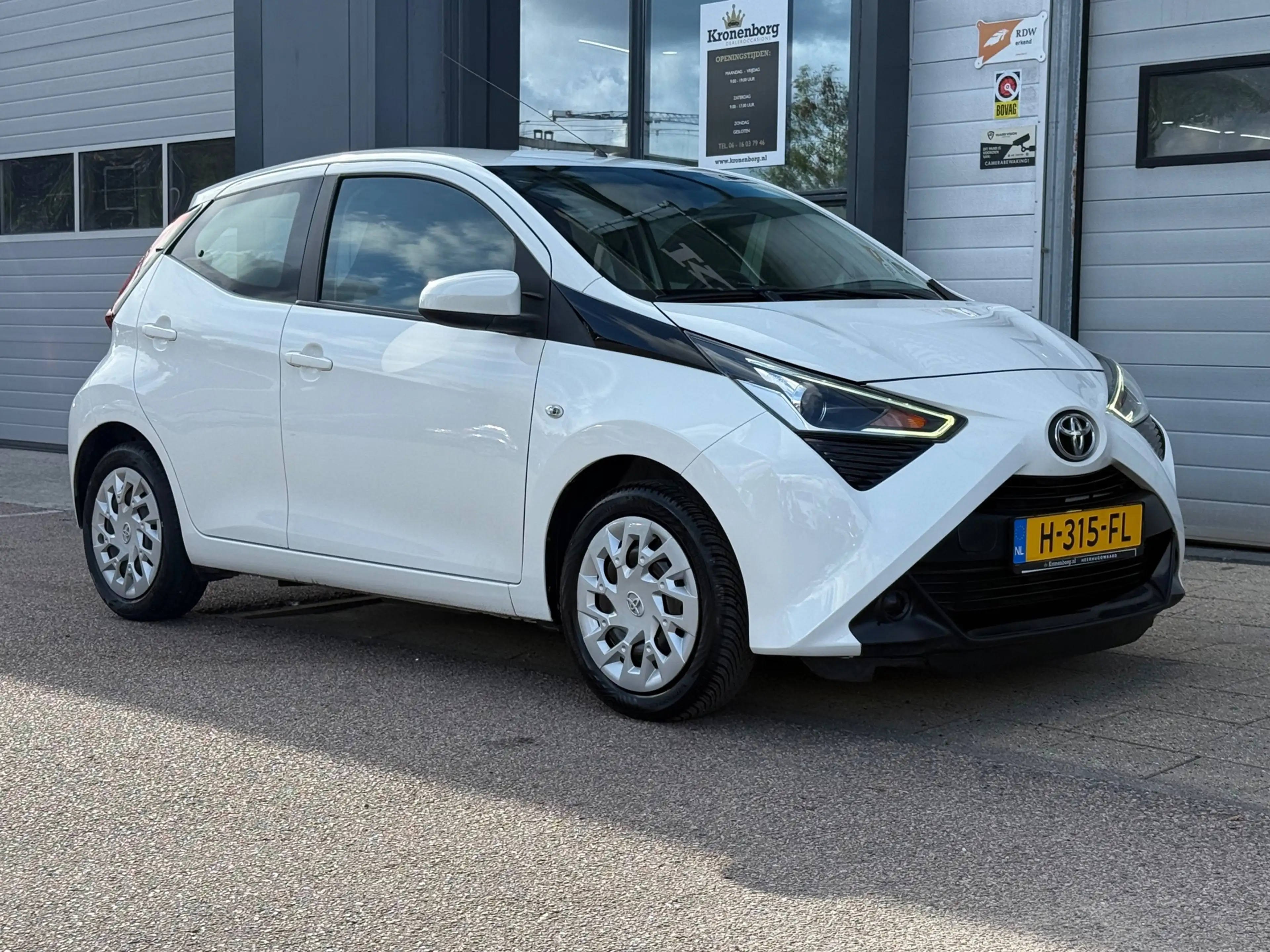Toyota Aygo 1.0 VVT-i x-play| CARPLAY| CAMERA| NAVI — photo 17