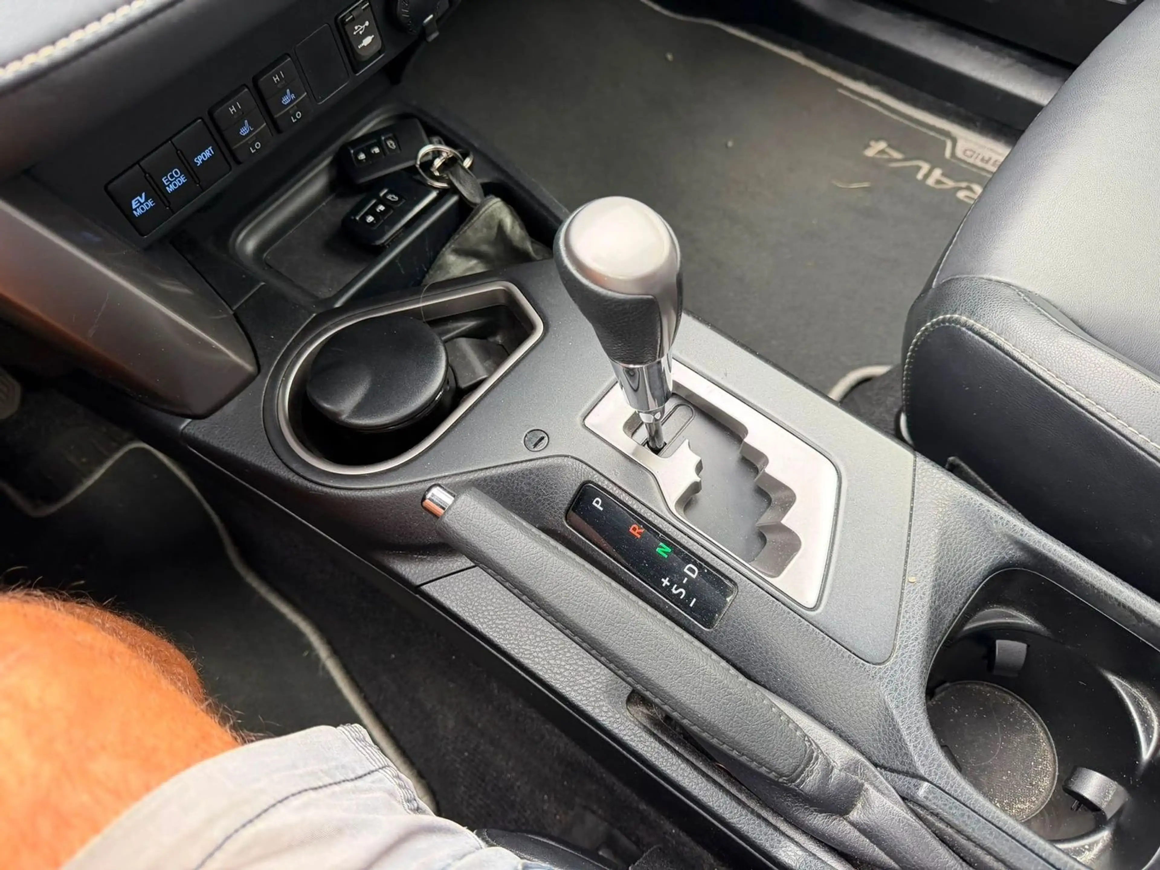 Toyota RAV 4 Hybrid Executive aus Rentnerhand Navi Leder Kamer — photo 17