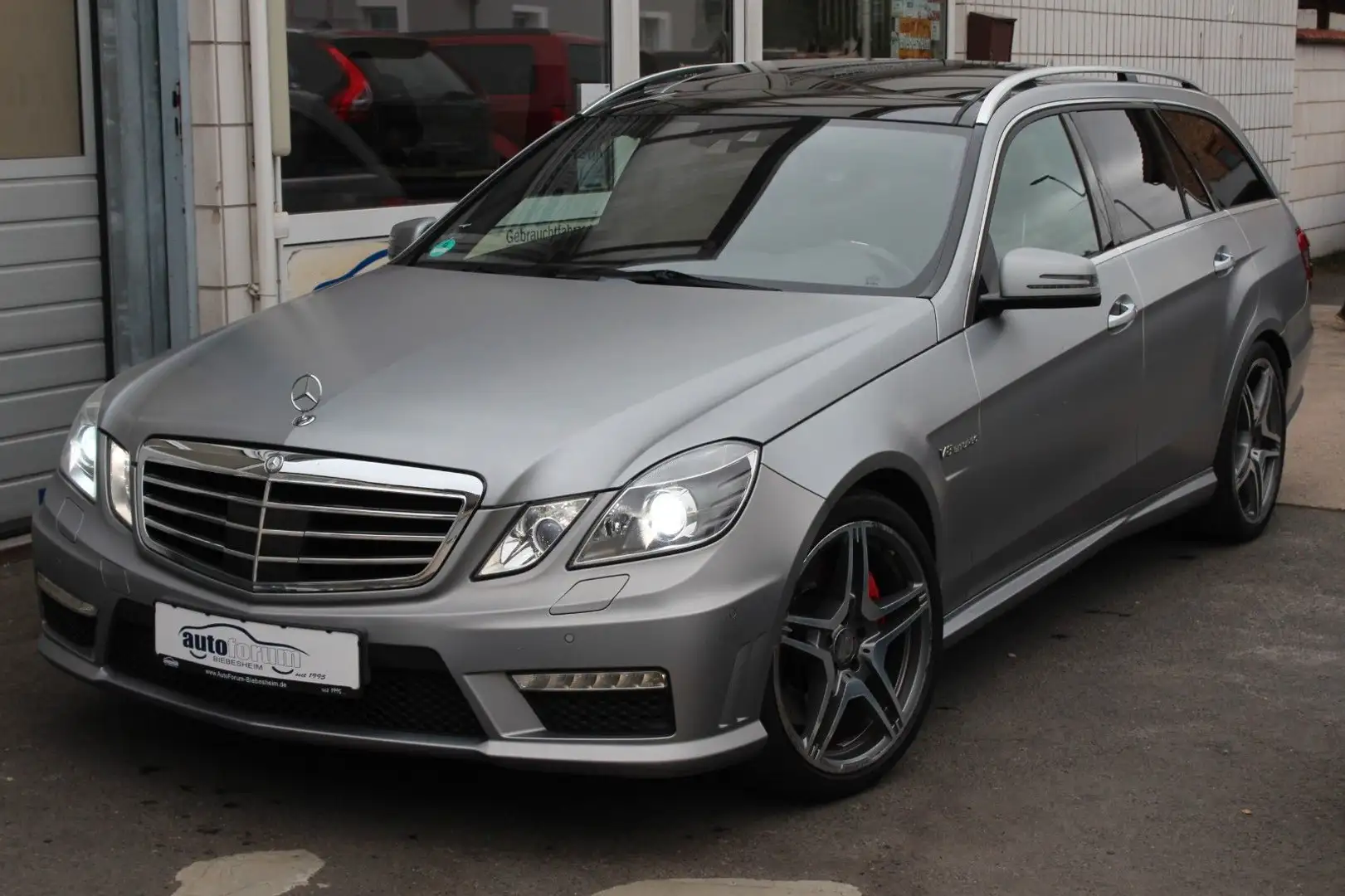 Mercedes-Benz E 63 AMG T Exklusiv Nachtsicht*Panorama*Distroni Grau - 2