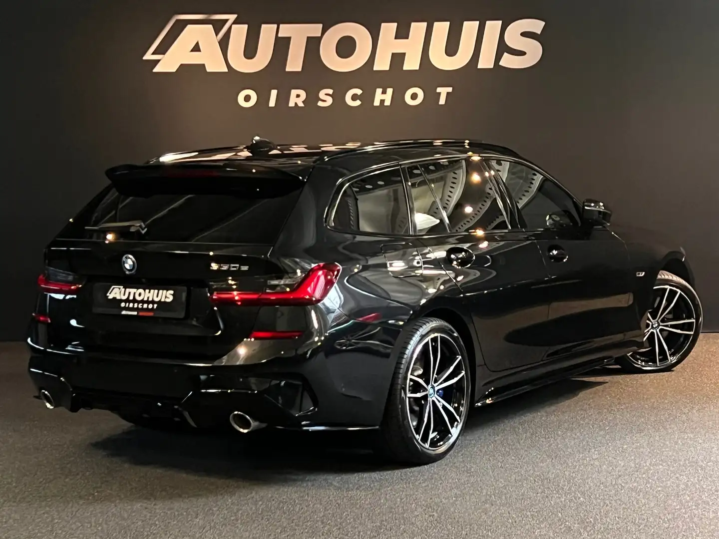 BMW 330 3-serie Touring 330e High Executive Edition M Pano Zwart - 2