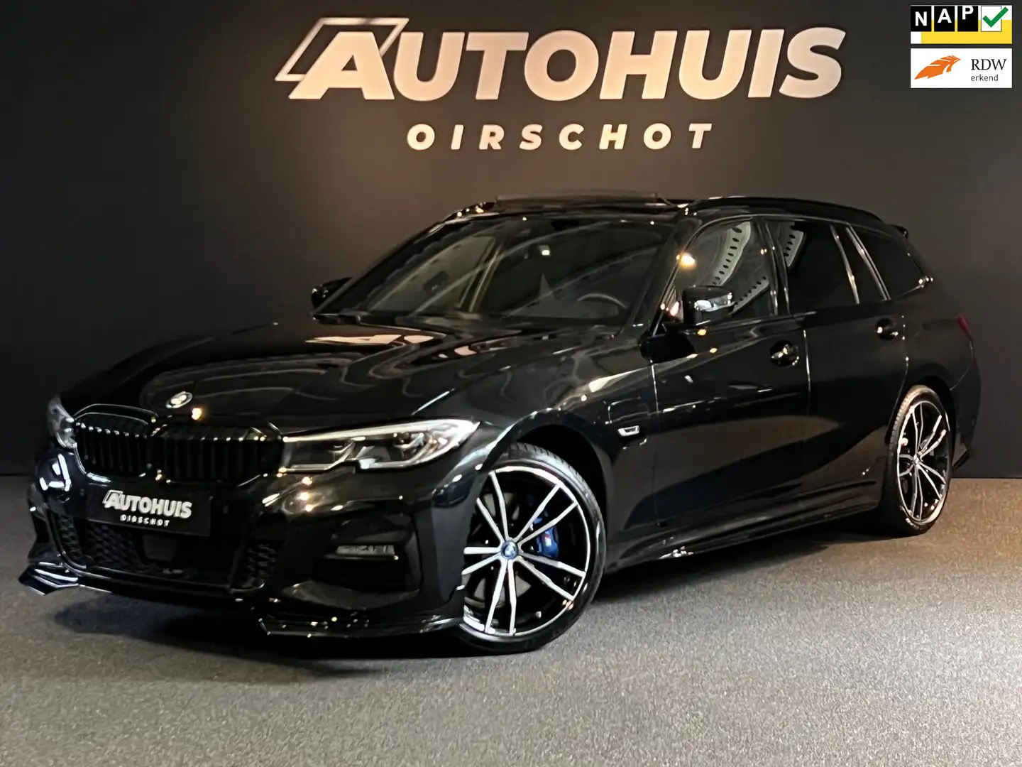BMW 330 3-serie Touring 330e High Executive Edition M Pano Zwart - 1