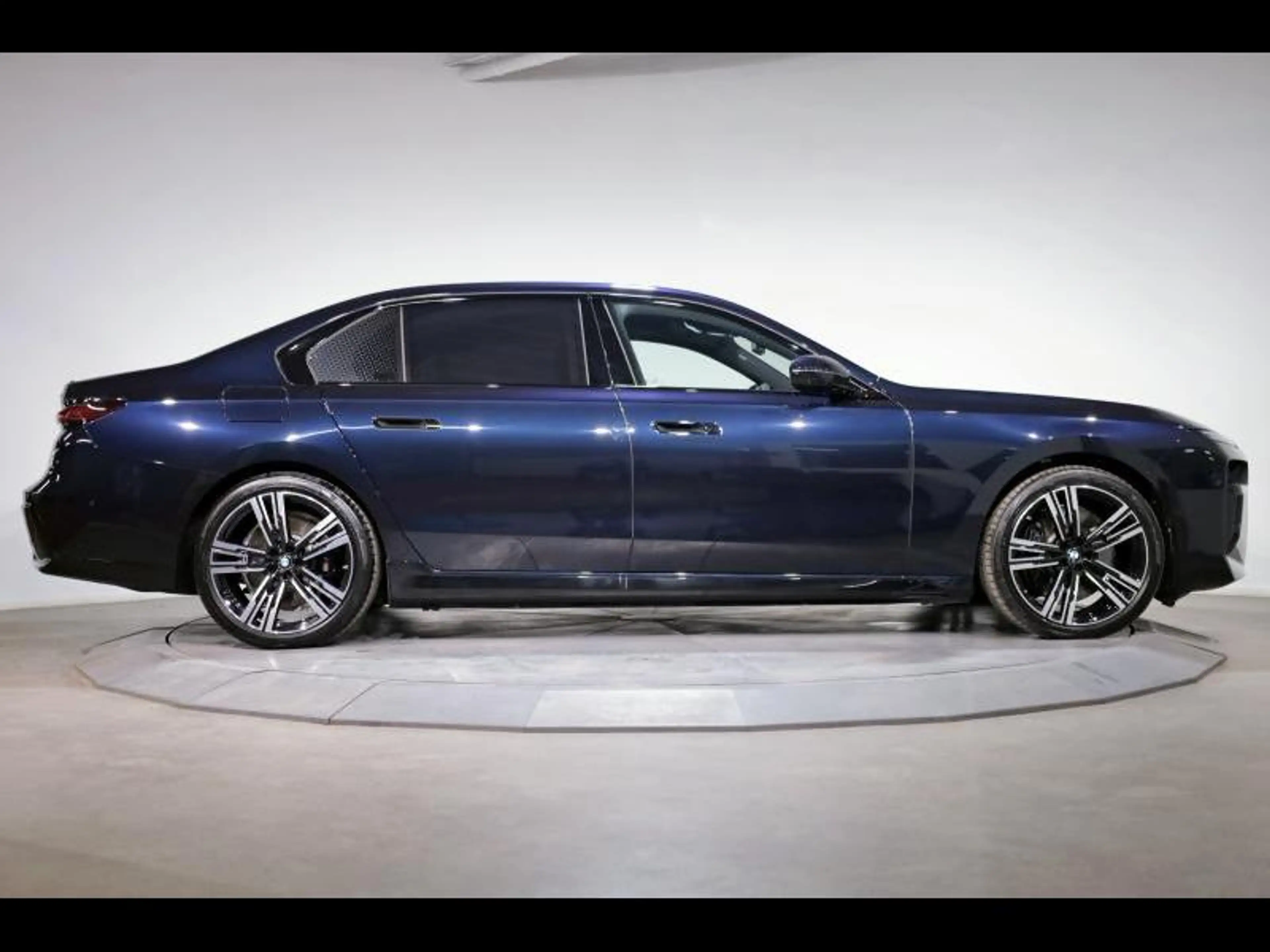BMW 750 e xDrive Kit M Sport — photo 3