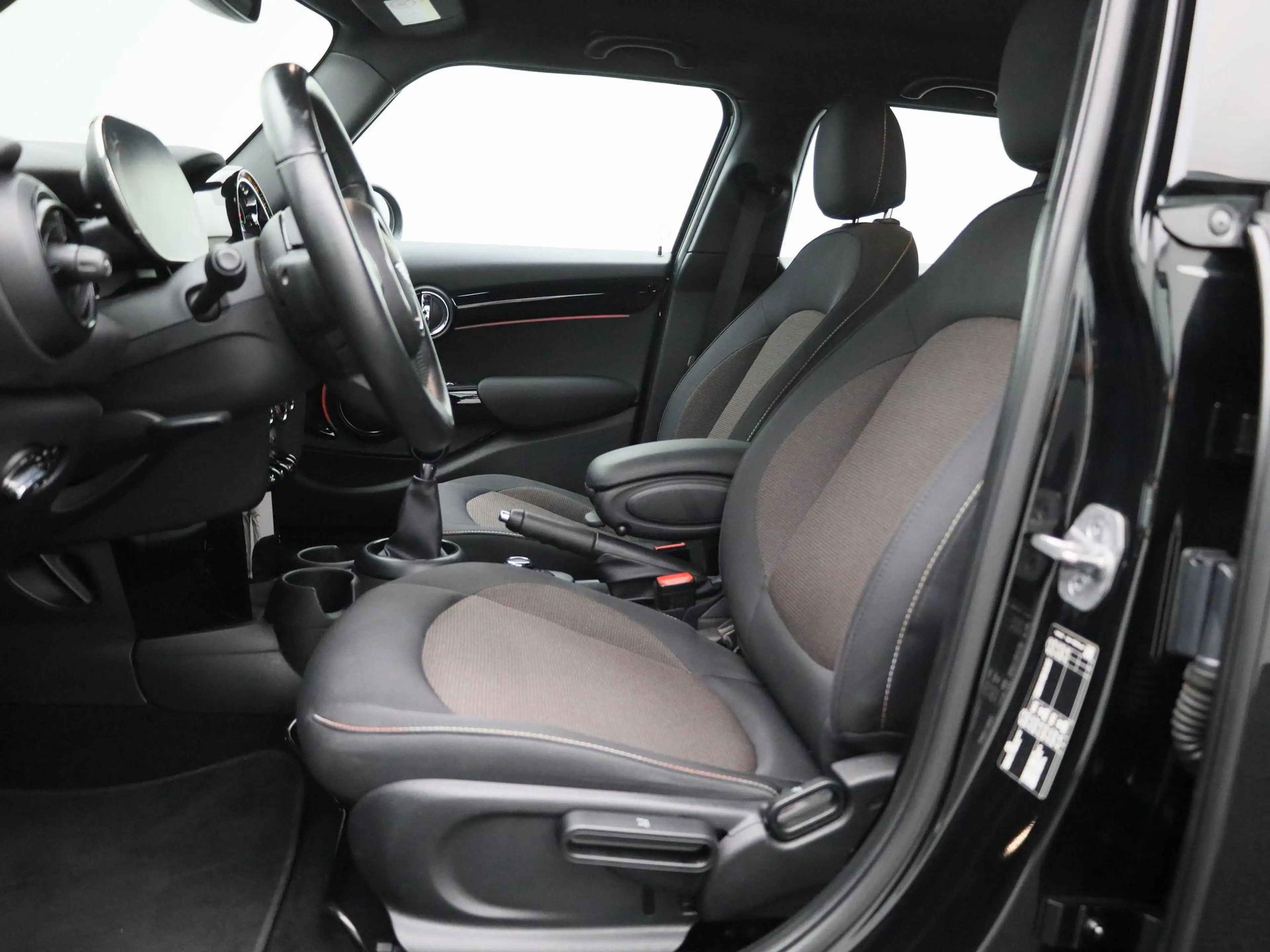 MINI One Mini 5 door NAVI | ECC | PDC — photo 10