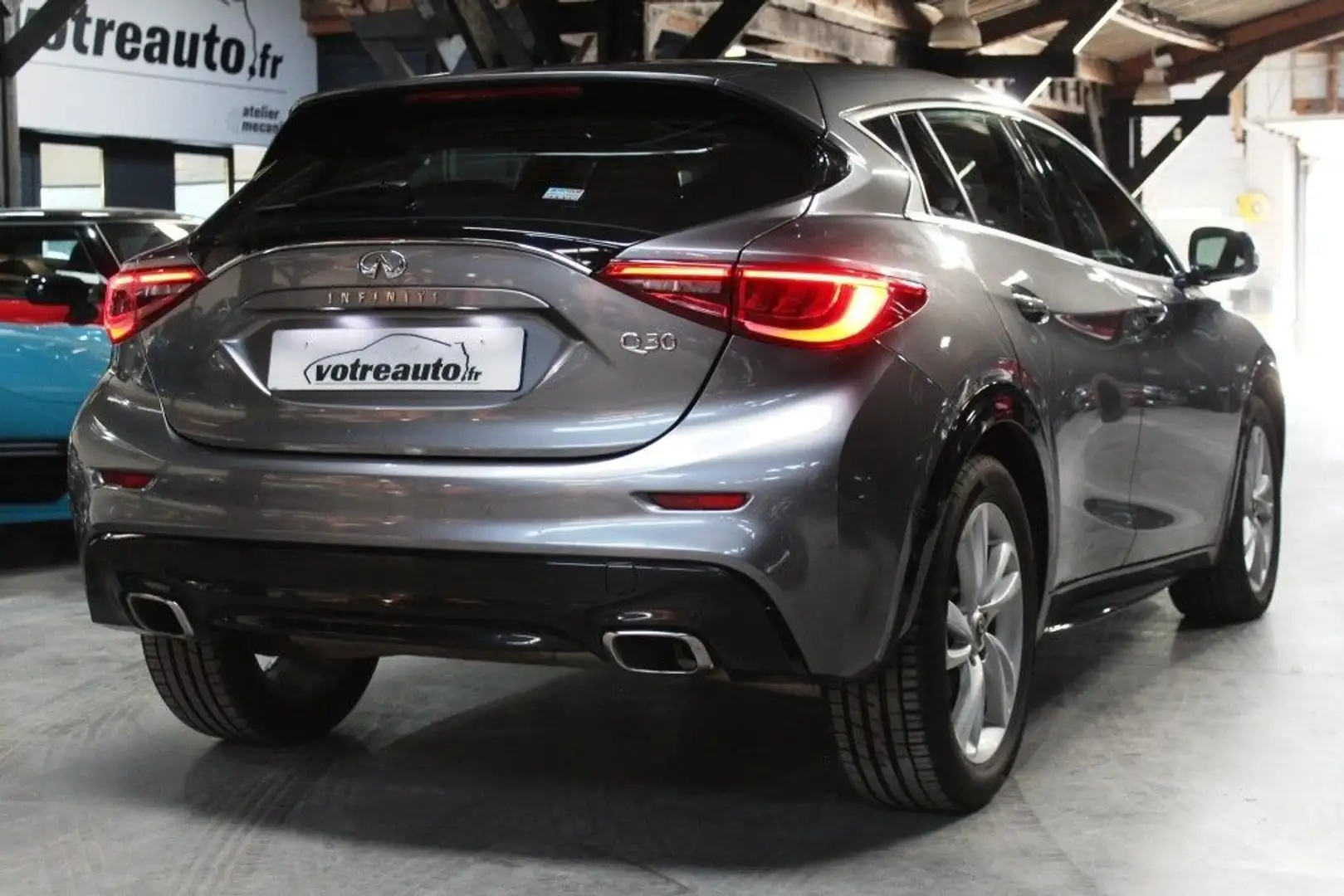 Infiniti Q30 2.2D 170 PREMIUM DCT Grau - 2