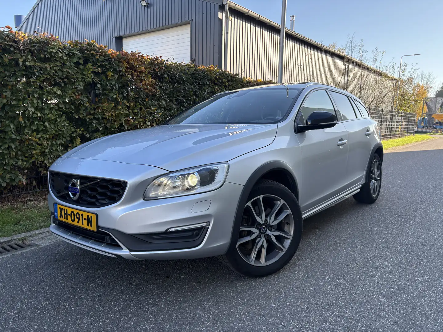 Volvo V60 Cross Country 2.0 D4 Polar+ / AUTOMAAT / LEER / MEMORY / SCHUIFD Gris - 1