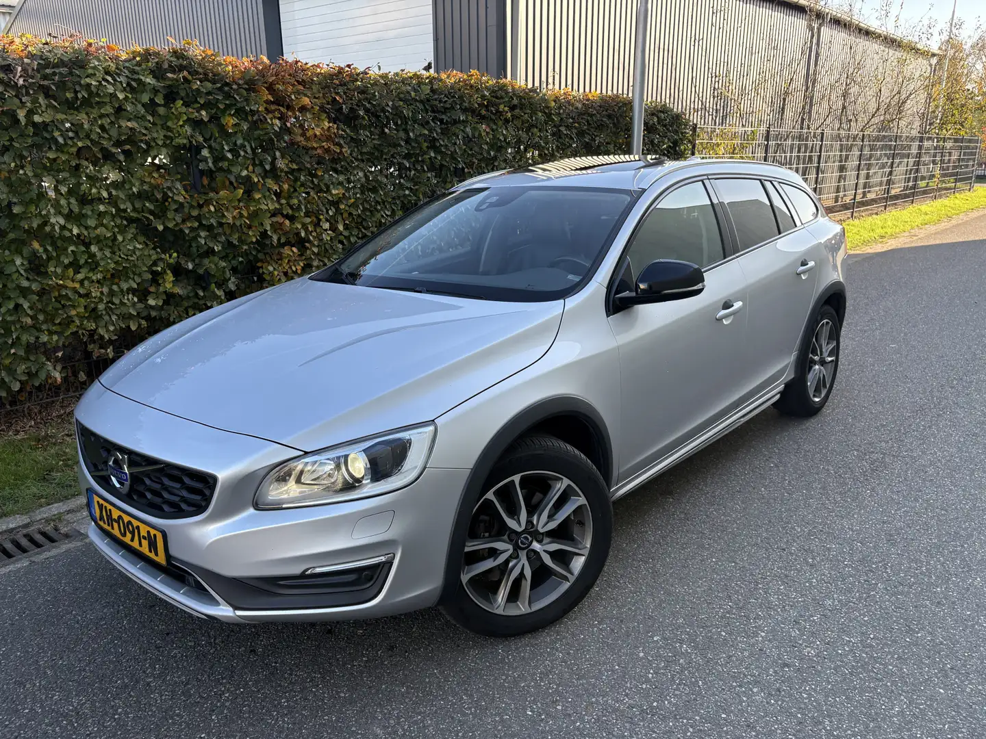 Volvo V60 Cross Country 2.0 D4 Polar+ / AUTOMAAT / LEER / MEMORY / SCHUIFD Gris - 2