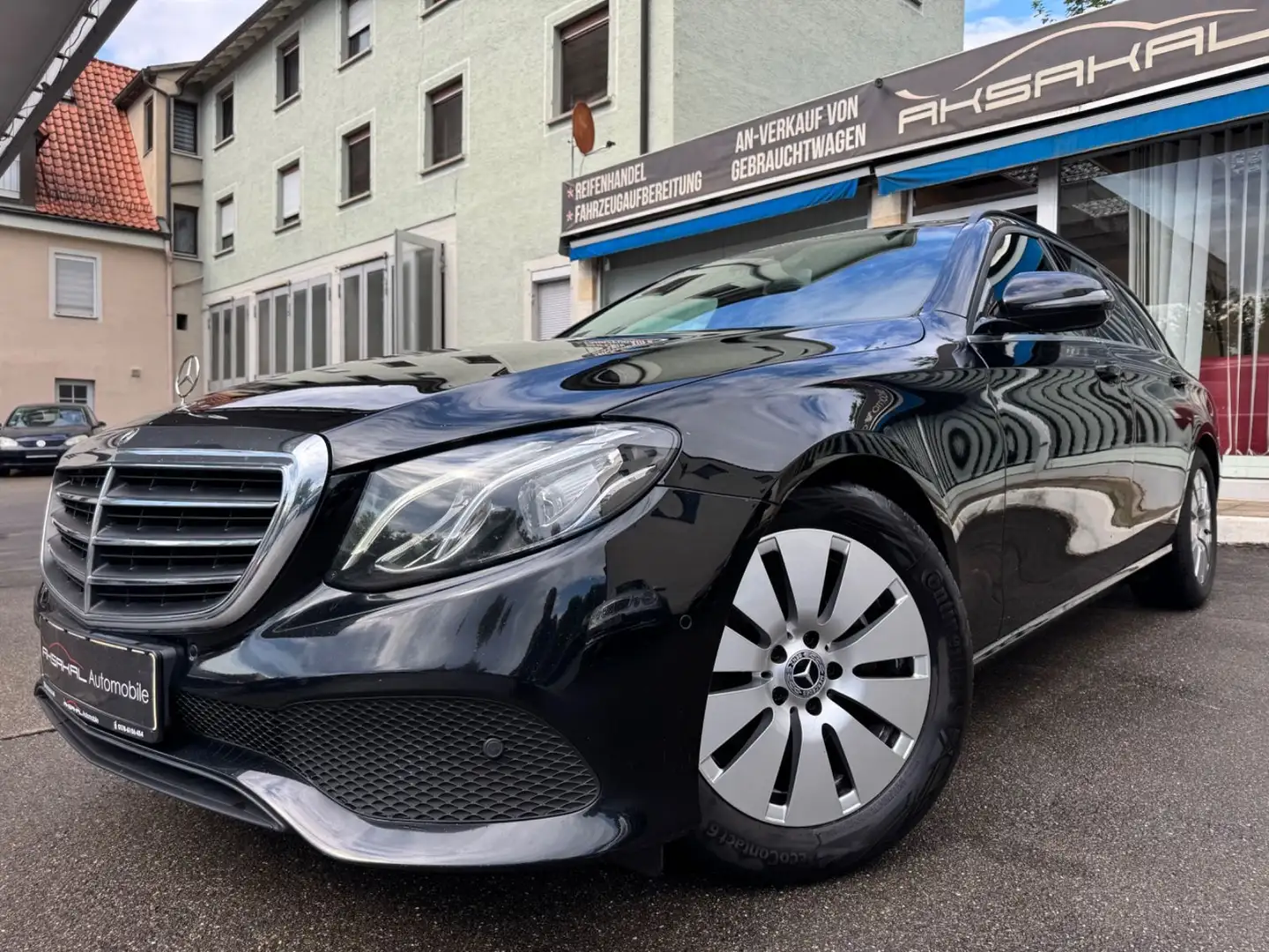Mercedes-Benz E 200 d T*9G-Tronic*LED*Navi*RFK*1. Hand* Nero - 1