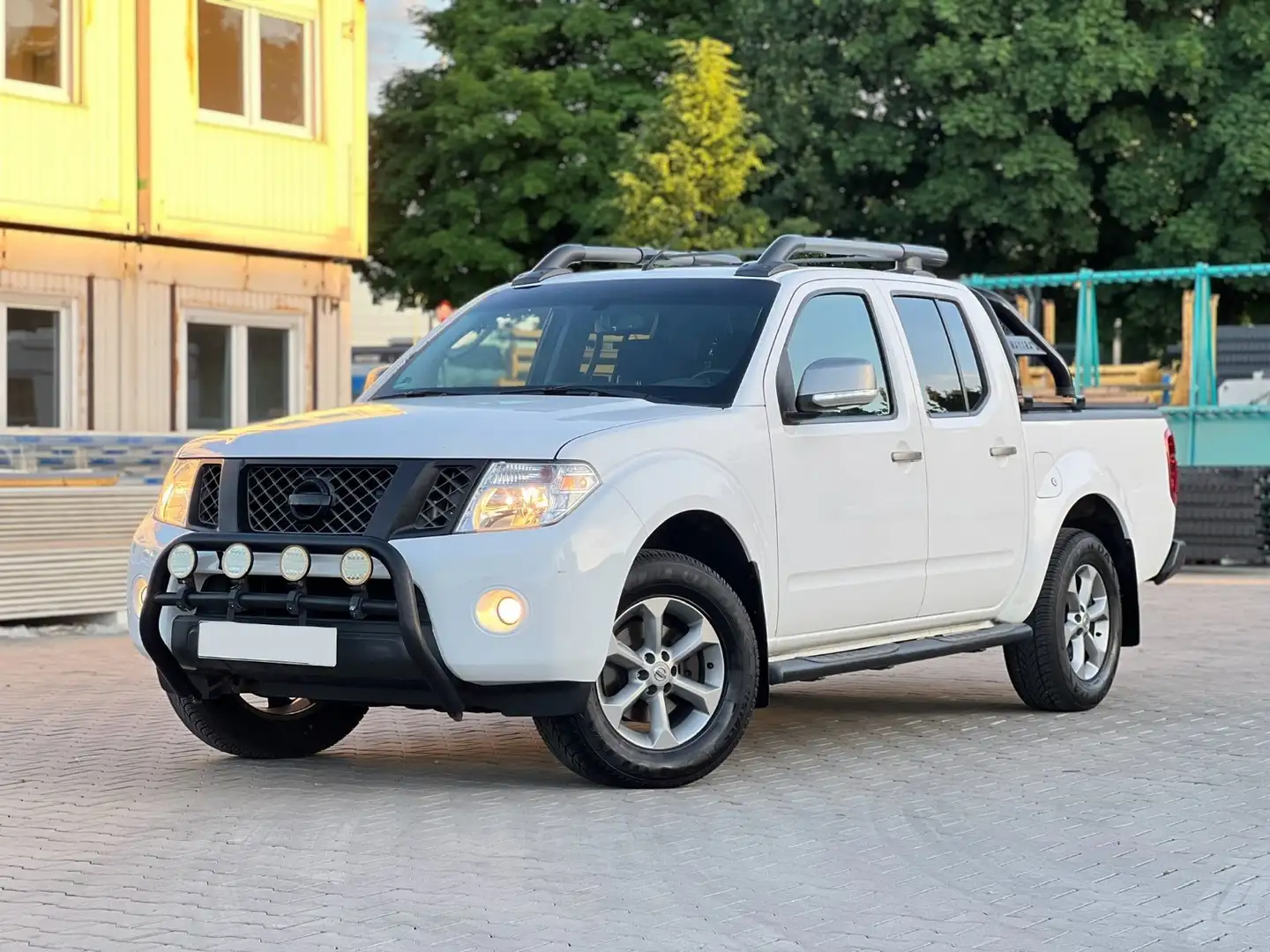 Nissan Navara 2,5 dci Double Cab PLATINUM EVO Tausch Mö Blanco - 1