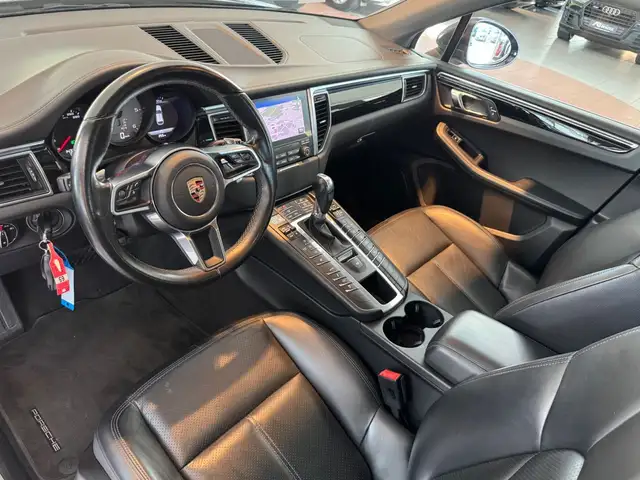 Porsche Macan view 11