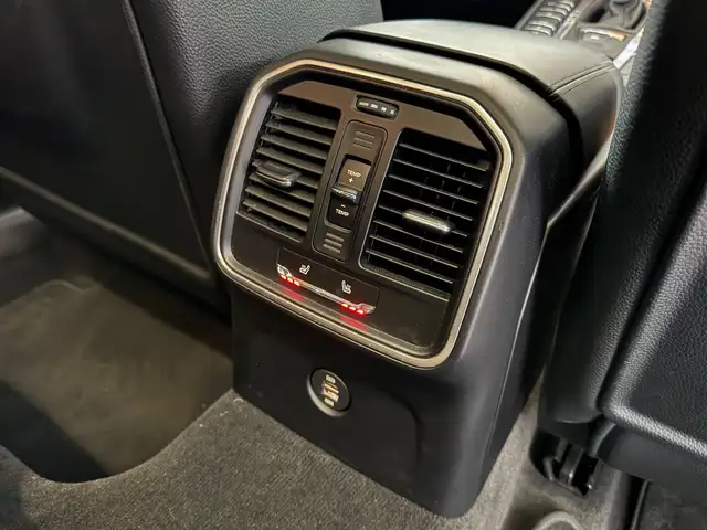Porsche Macan view 25