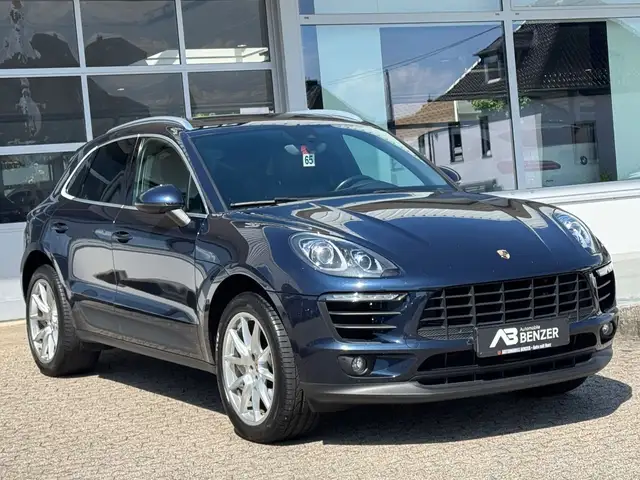 Porsche Macan view 3
