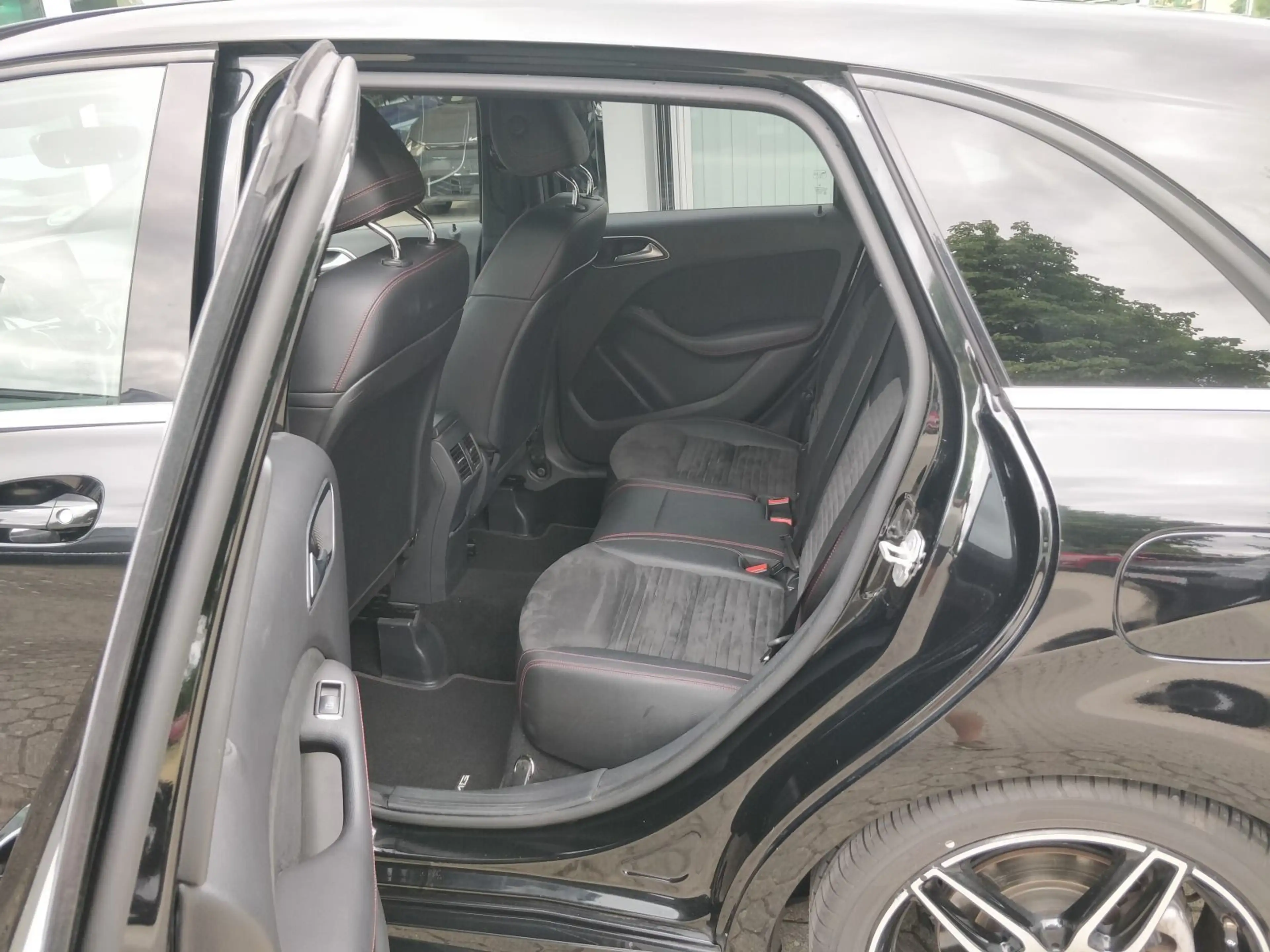 Mercedes-Benz B 220 d AMG Line 177PS AHK SHZ NAVI PDC KLIMA LE — photo 12