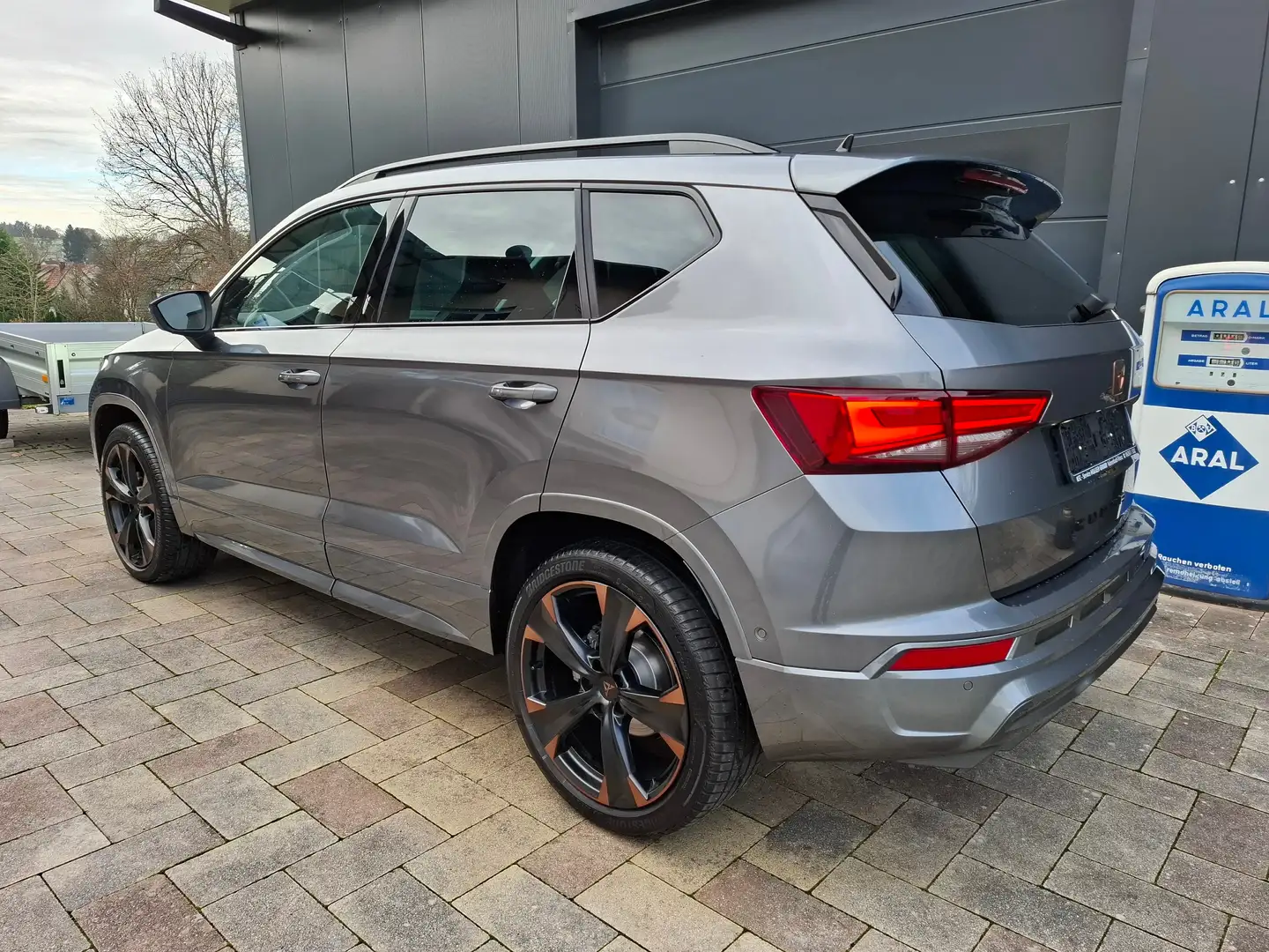 CUPRA Ateca 2.0 4x4 DSG/AHK/2xCam/eHeck/Totwinkel/Navi/Keyless Grau - 2