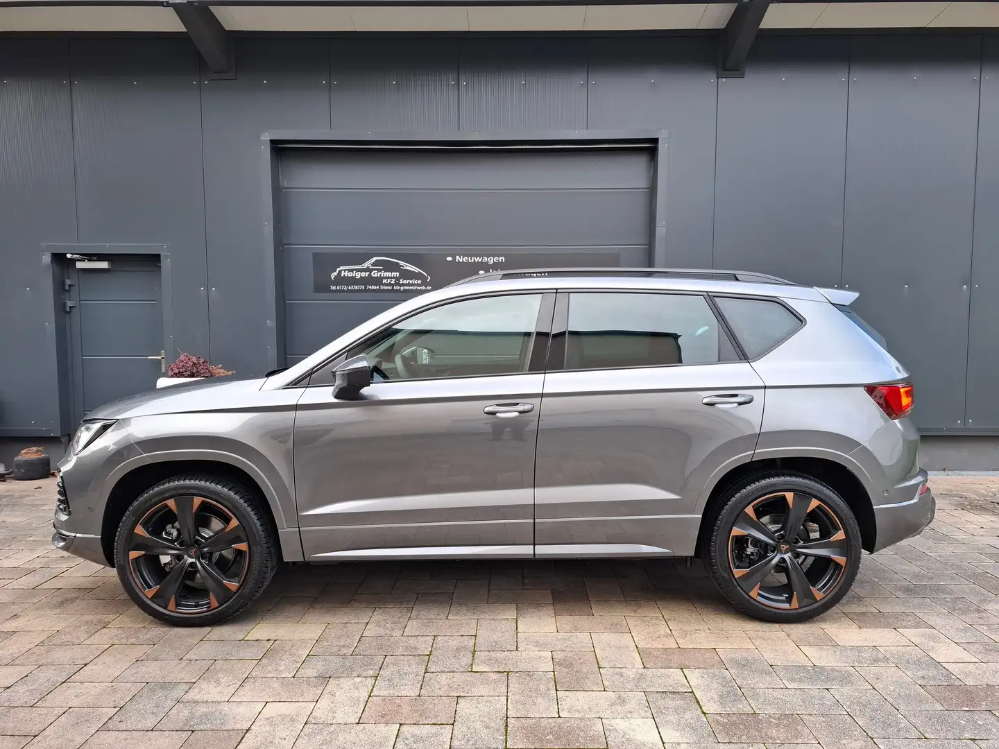CUPRA Ateca 2.0 4x4 DSG/AHK/2xCam/eHeck/Totwinkel/Navi/Keyless Grau - 1