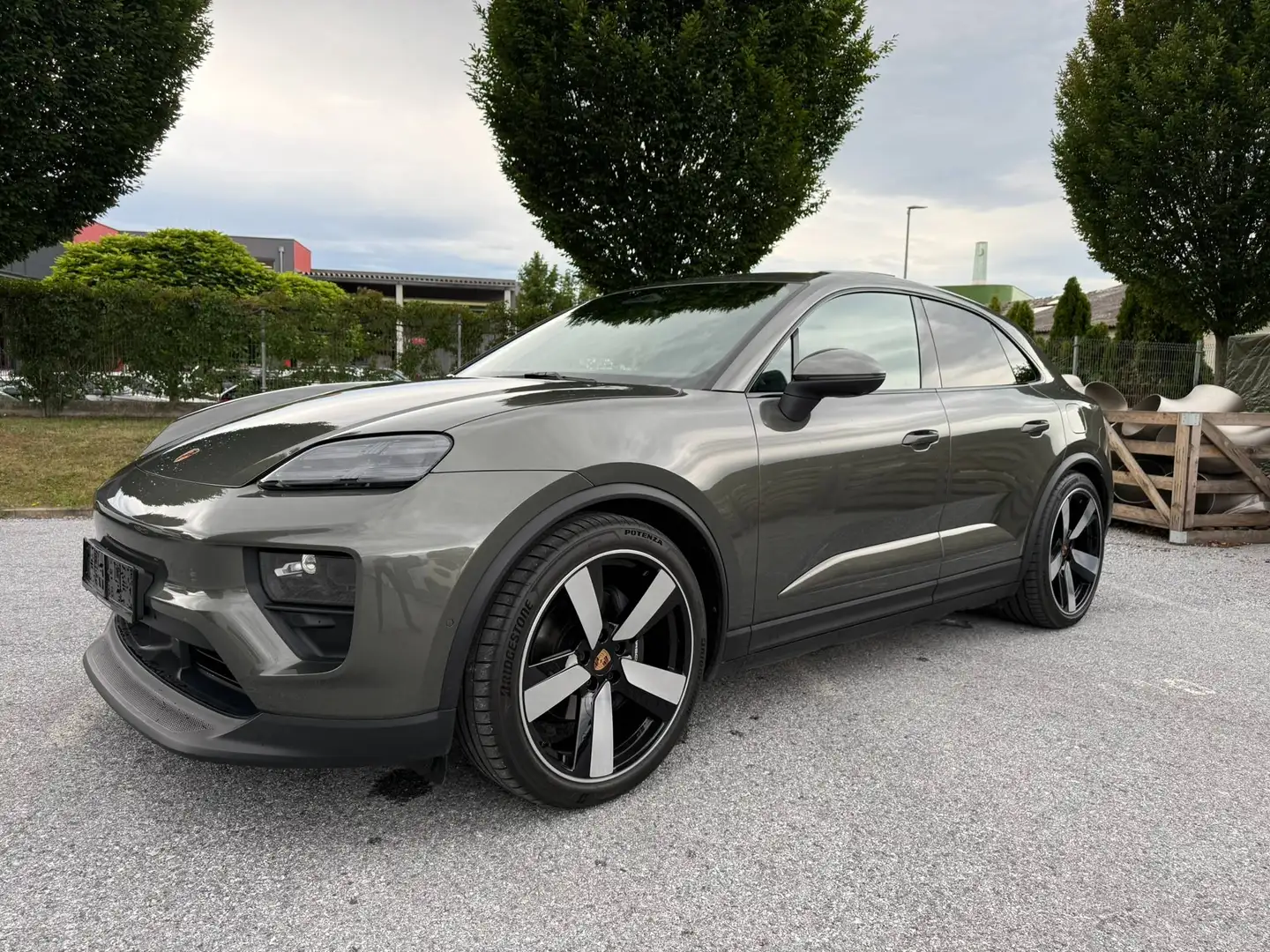 Porsche Macan 4#Allrad#Aventuringrün#22" Sport Räder#Matrix-LED#Luftfahrwerk#BOSE#Sitzbelüftung#PANORAMA Grau - 1
