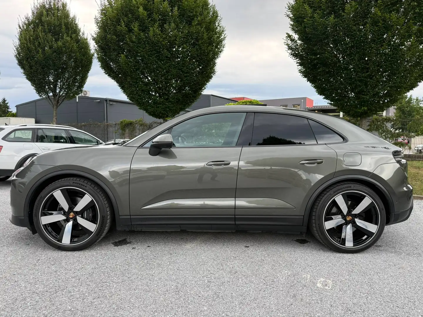 Porsche Macan 4#Allrad#Aventuringrün#22" Sport Räder#Matrix-LED#Luftfahrwerk#BOSE#Sitzbelüftung#PANORAMA Grau - 2