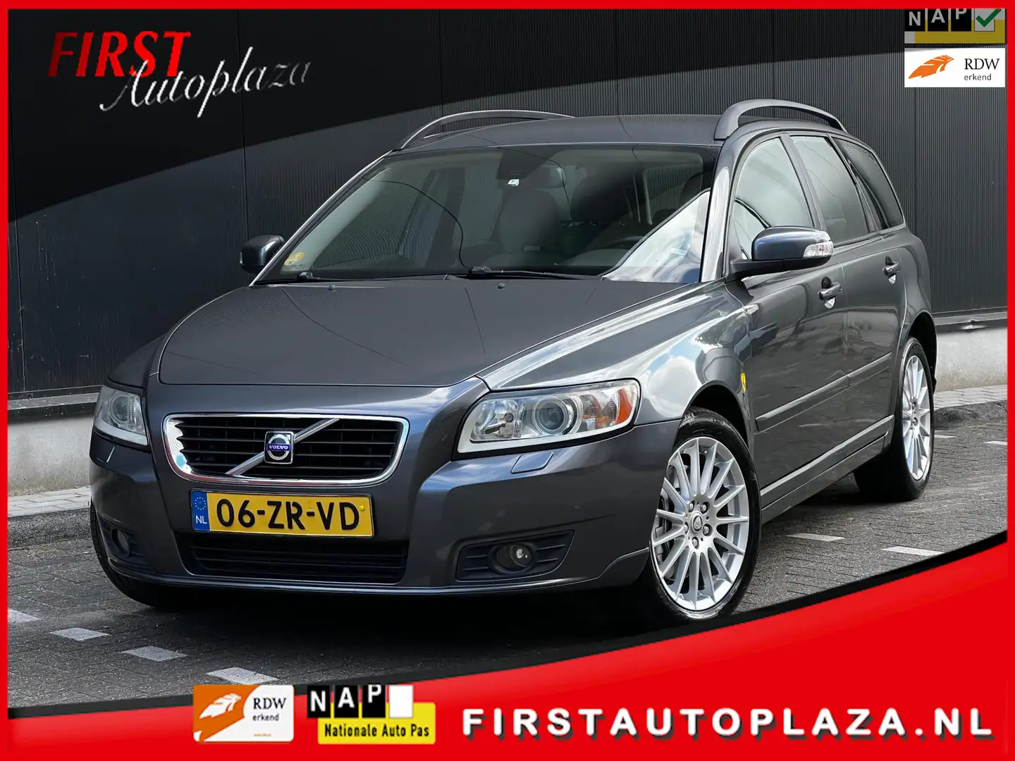 Volvo V50 2.4 D5 Momentum AUTOMAAT LEDER/STOELVERWARMING/CRU Grijs - 1