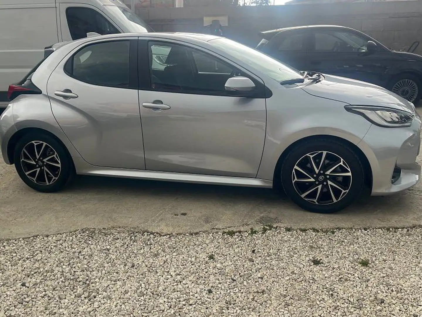 Toyota Yaris 1.5 Hybrid 5 porte Trend Argent - 2