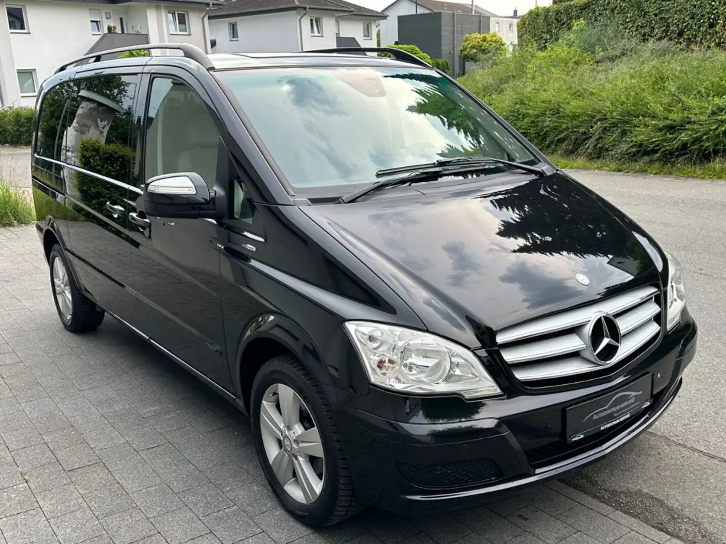 Mercedes-Benz Viano 2.2 CDI Trend Edition kompakt 7 Sitze Černá - 2