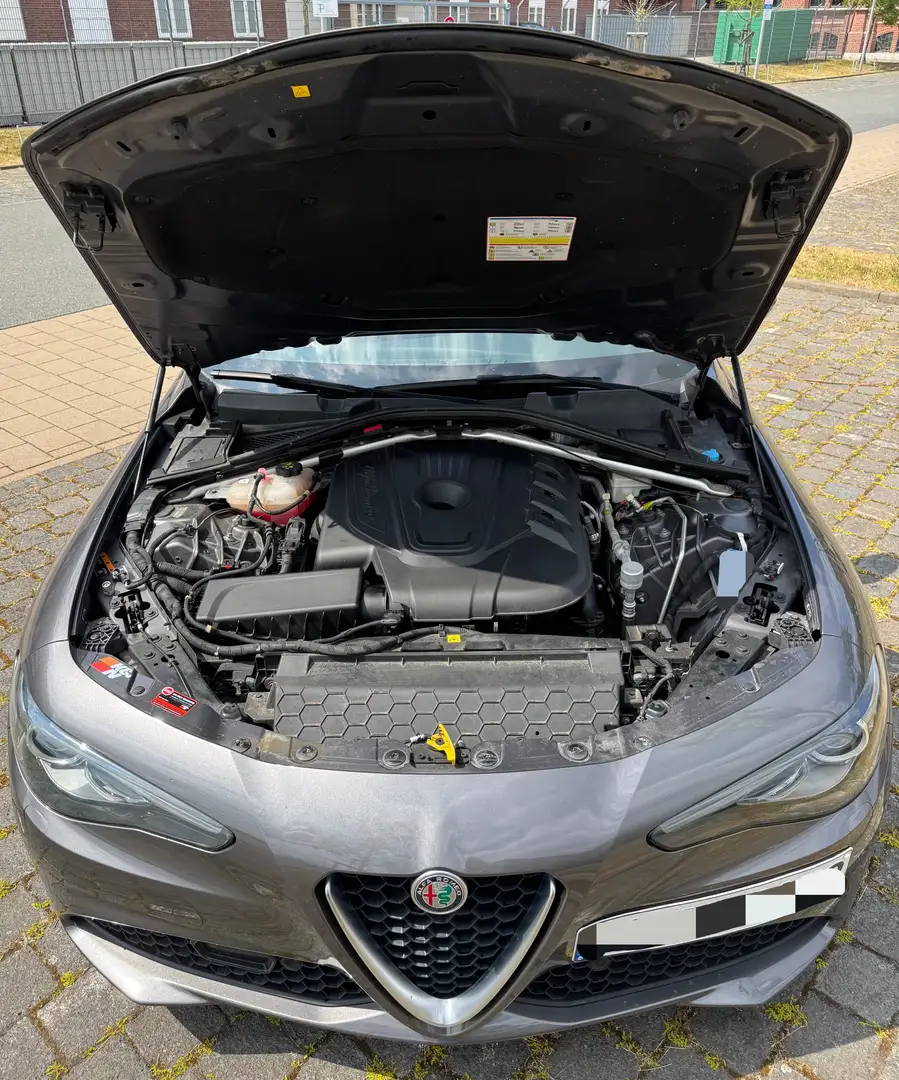 Alfa Romeo Giulia 2.2 Diesel AT8 Super TÜV Teilleder RFK Navi 19“ Grey - 2
