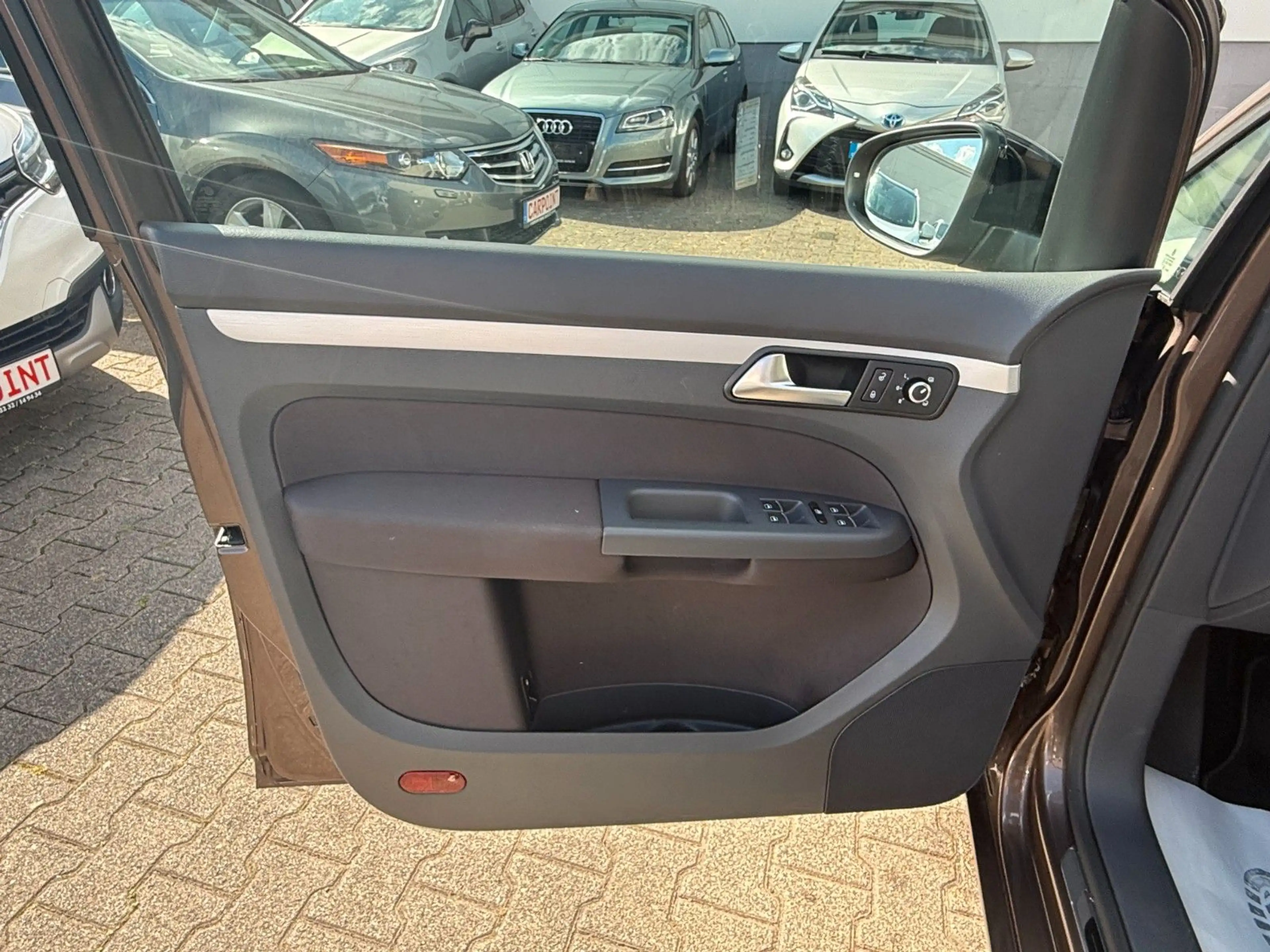 Volkswagen Touran Style 7SITZER/KLIMA/AHK/PDC/SHZ/2.HAND — photo 10