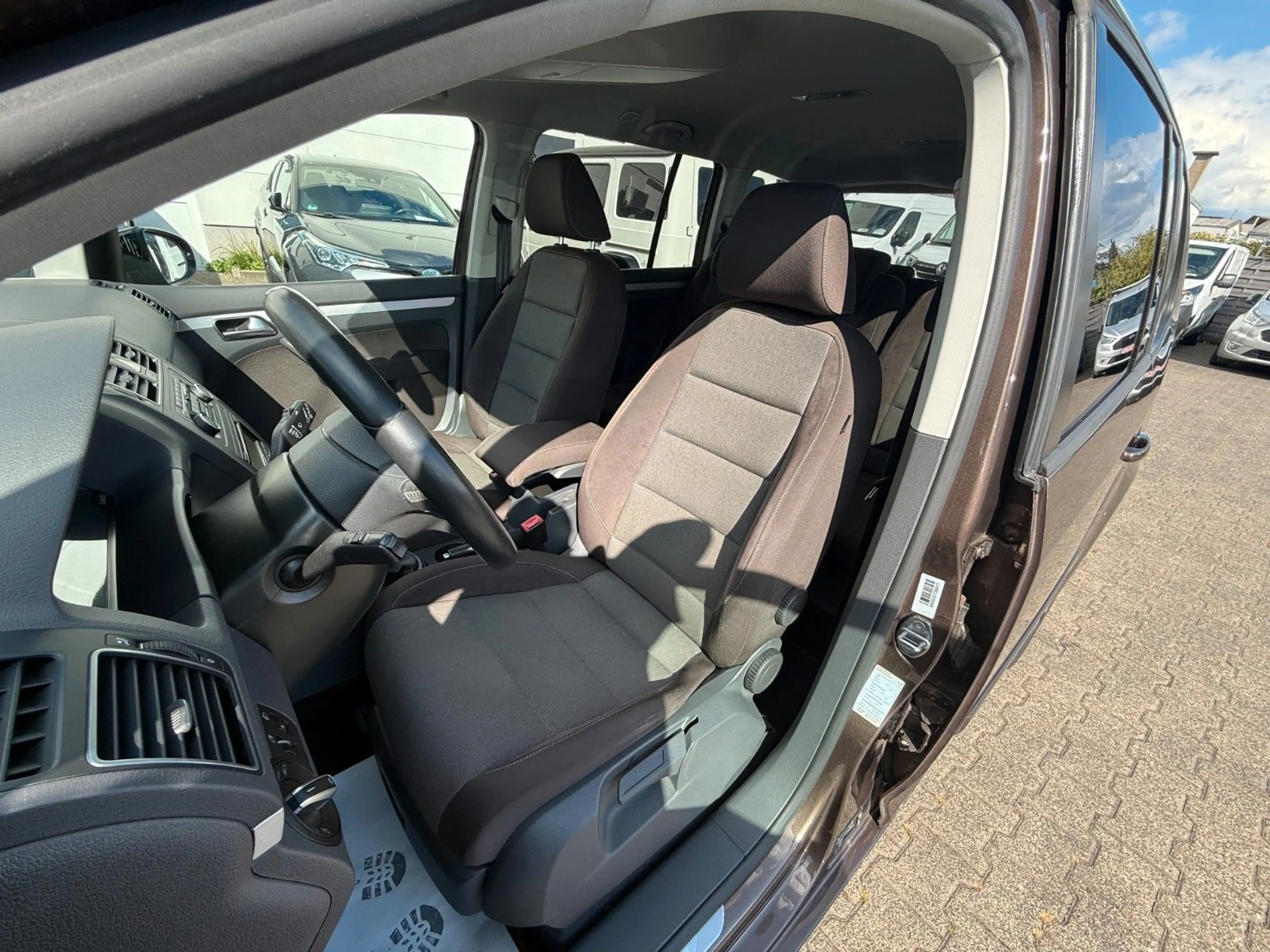 Volkswagen Touran Style 7SITZER/KLIMA/AHK/PDC/SHZ/2.HAND — photo 15