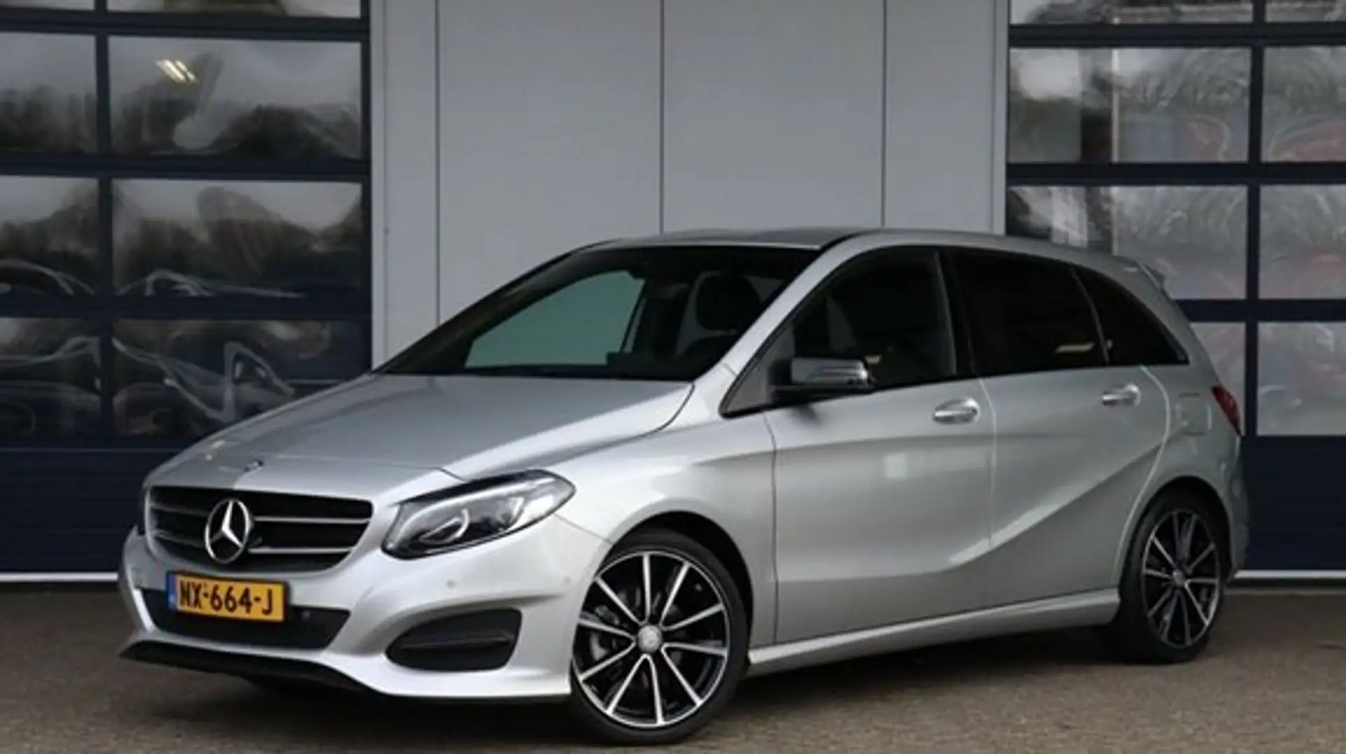 Mercedes-Benz B 180 B 180 Activity Edition Zilver - 1