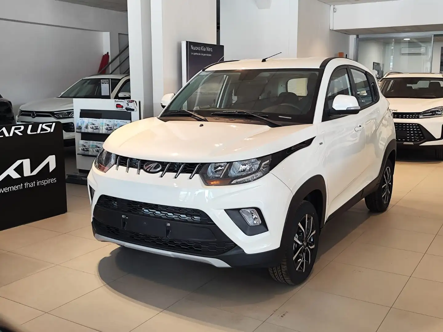 Mahindra KUV100 Mahindra kuv 100 k6 + Benzina - 2