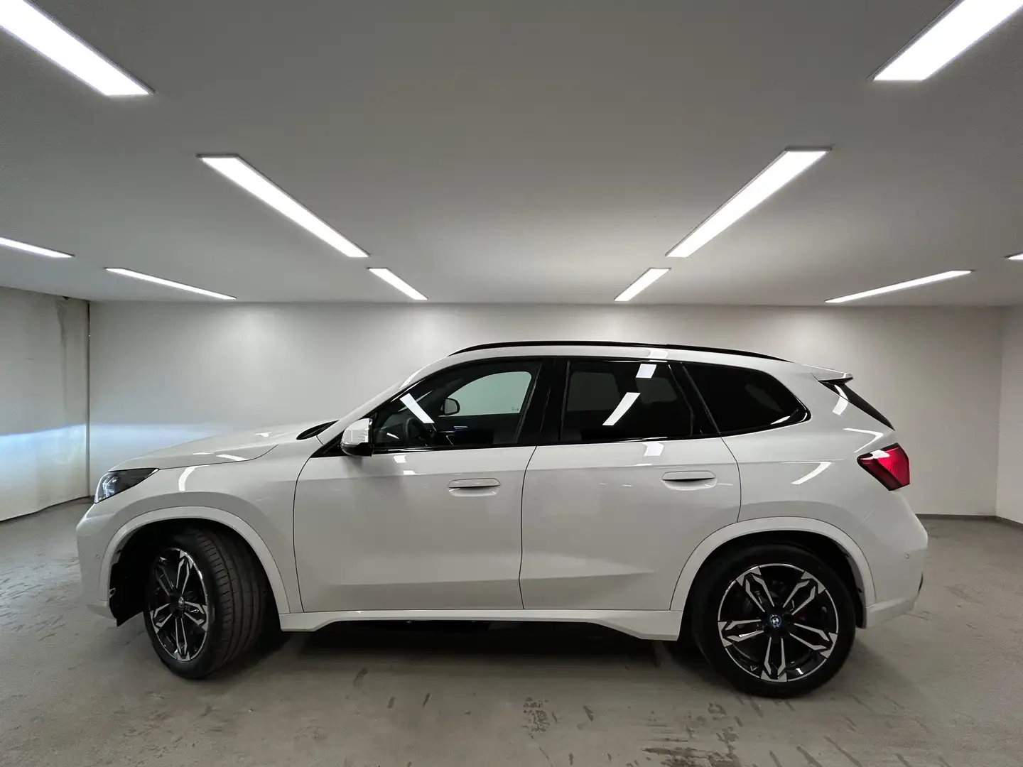 BMW iX1 xDrive30 M Sportpaket Pro Head-Up DAB LED AHK DA K Wit - 2