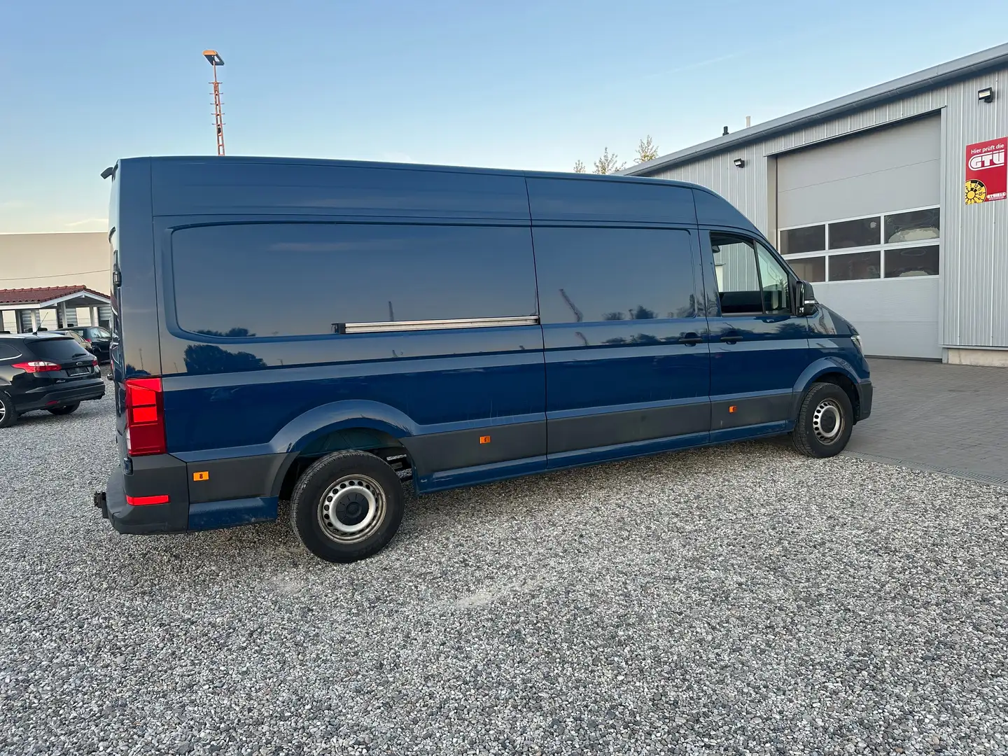 Volkswagen Crafter Kasten 35 lang Hochdach RWD Blau - 1