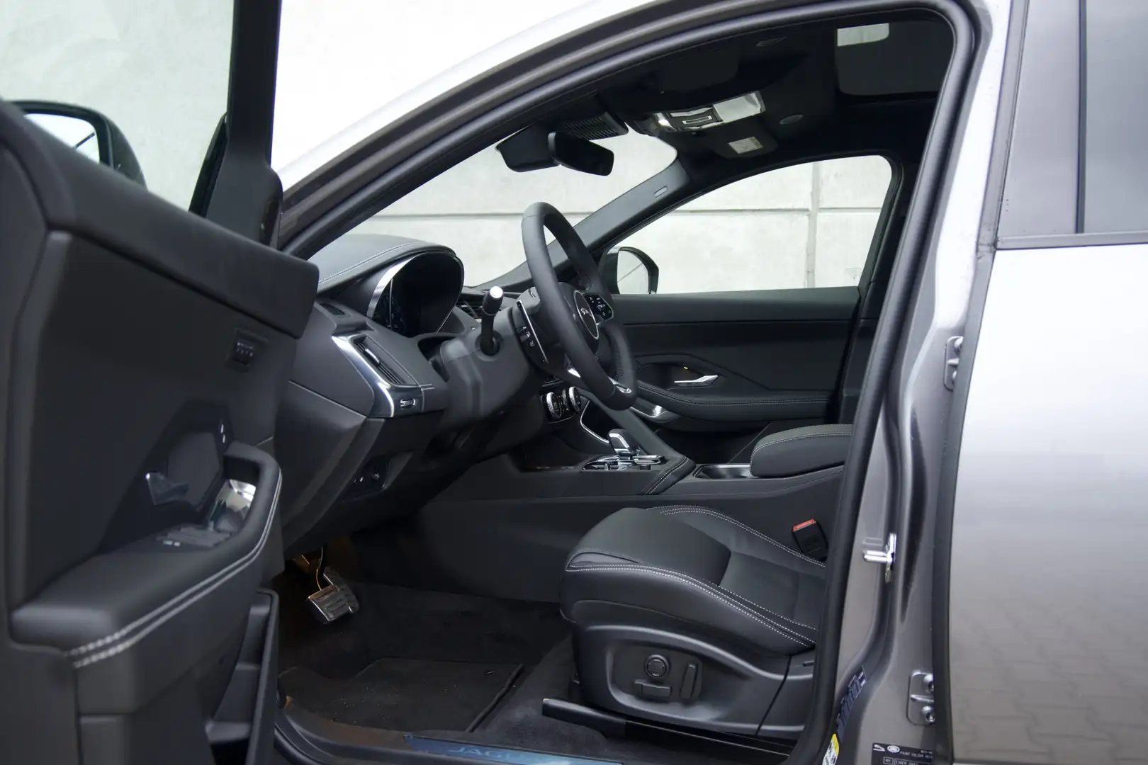 Jaguar E-Pace 1.5 P270e AWD R-Dynamic SE Gri - 2