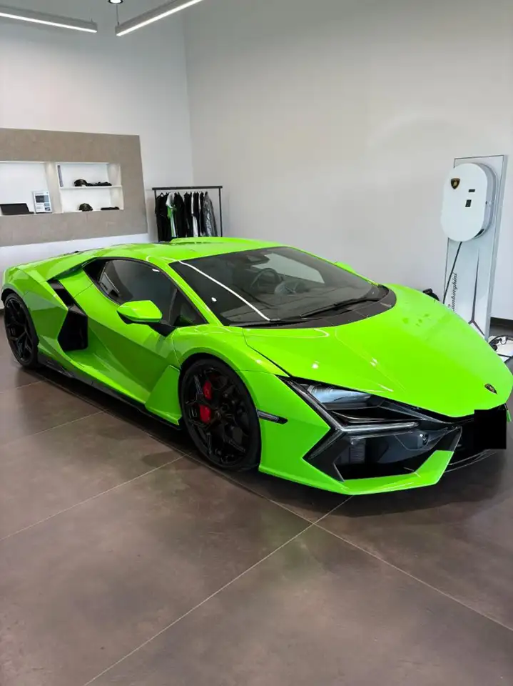 Lamborghini Revuelto