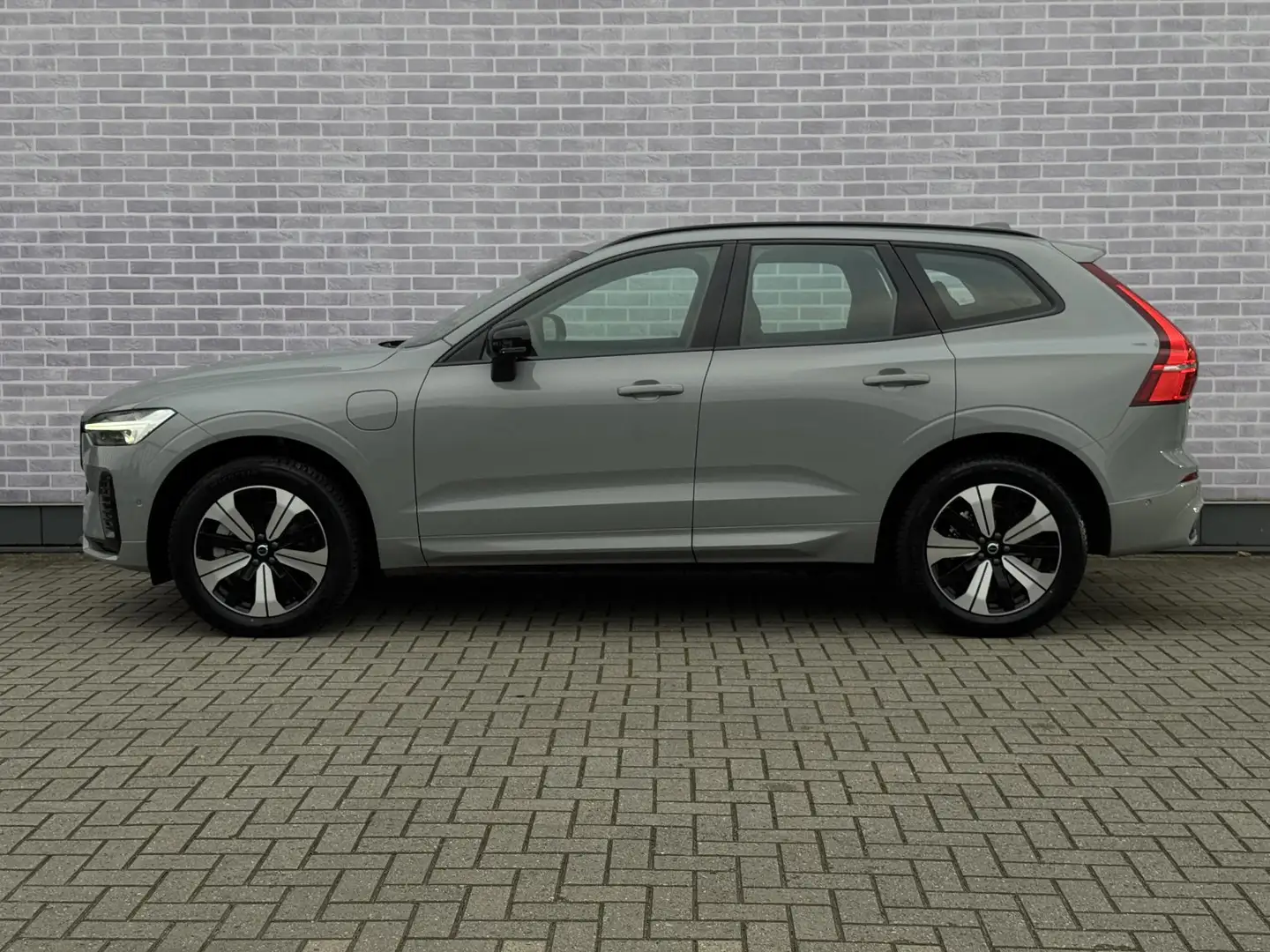 Volvo XC60 2.0 T6 Plug-in hybrid AWD Plus Dark | Elektrisch V Grau - 2