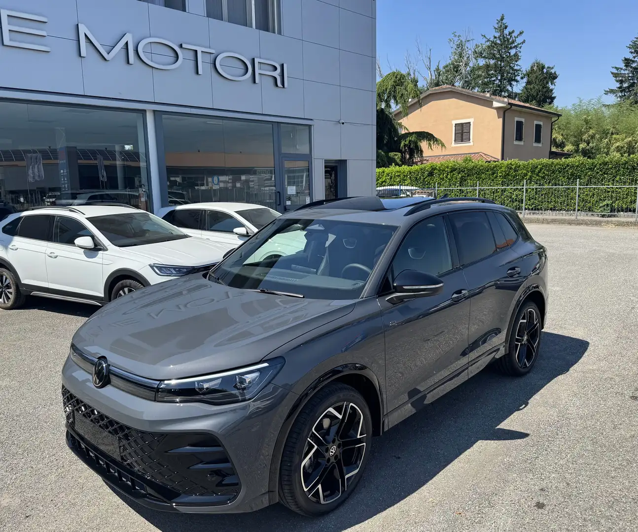 Volkswagen Tiguan 1.5 etsi R-Line Plus 150cv DSG /KM0/NO VINCOLI Grigio - 1