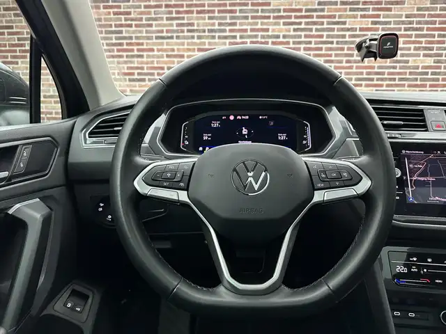 Volkswagen Tiguan view 12