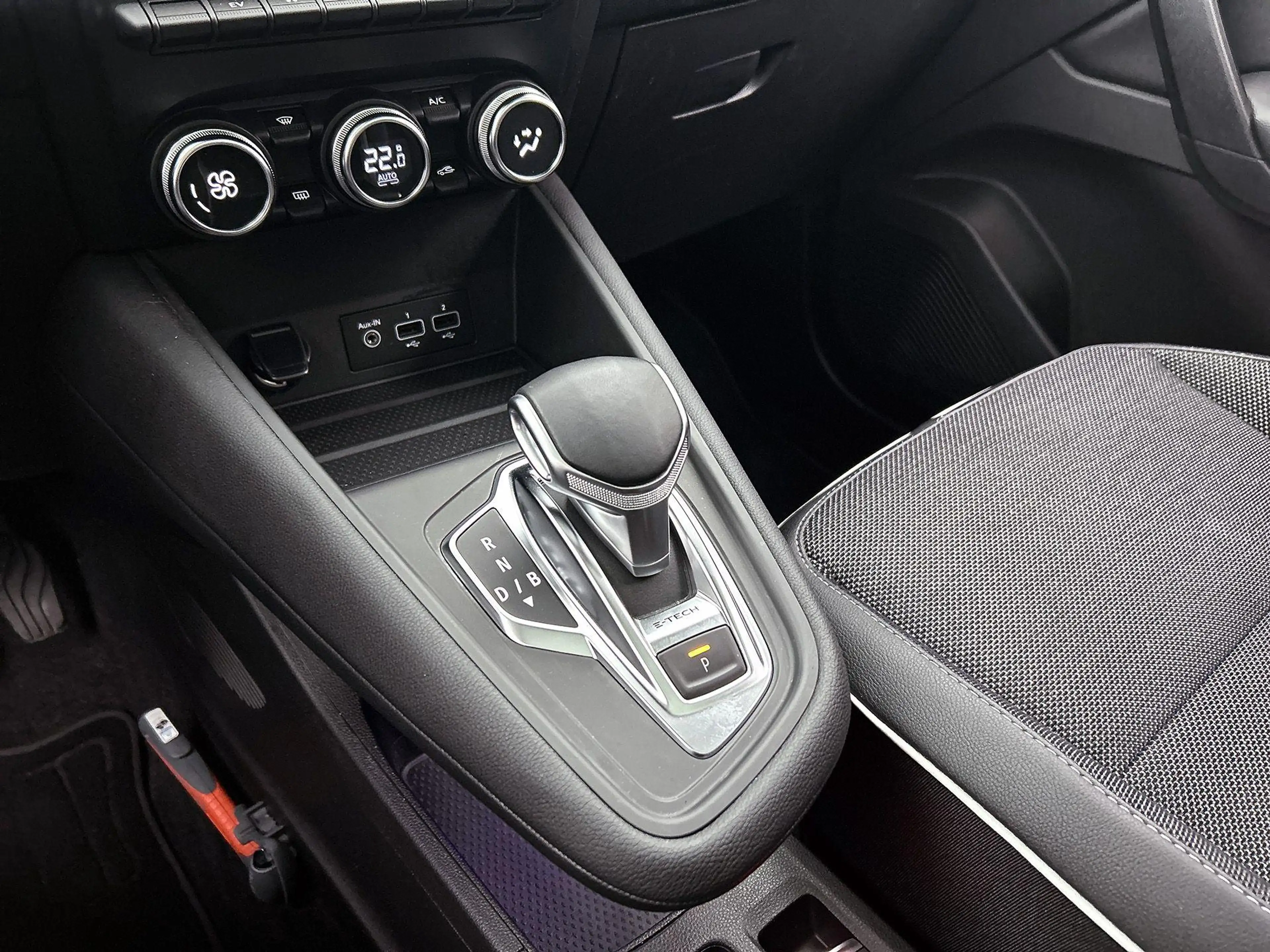 Renault Captur Captur E-TECH hybrid 140 Intens — photo 10
