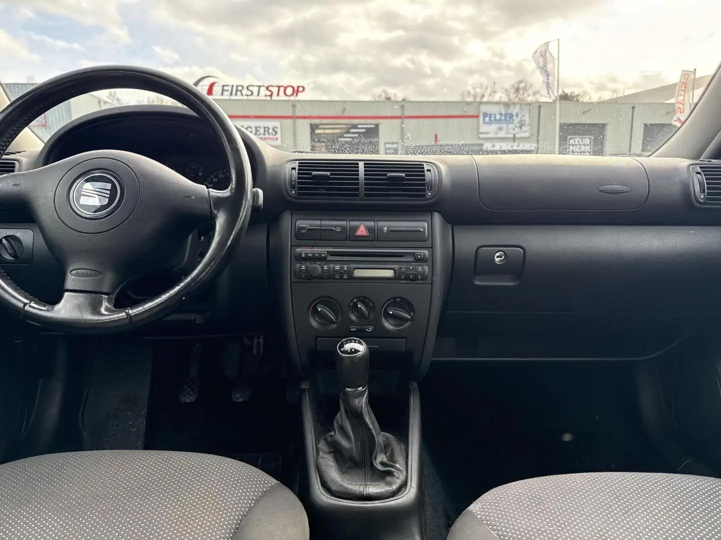 SEAT Leon 1.6-16V Stella, airco, cruisecontrol, lichtmetalen Schwarz - 2