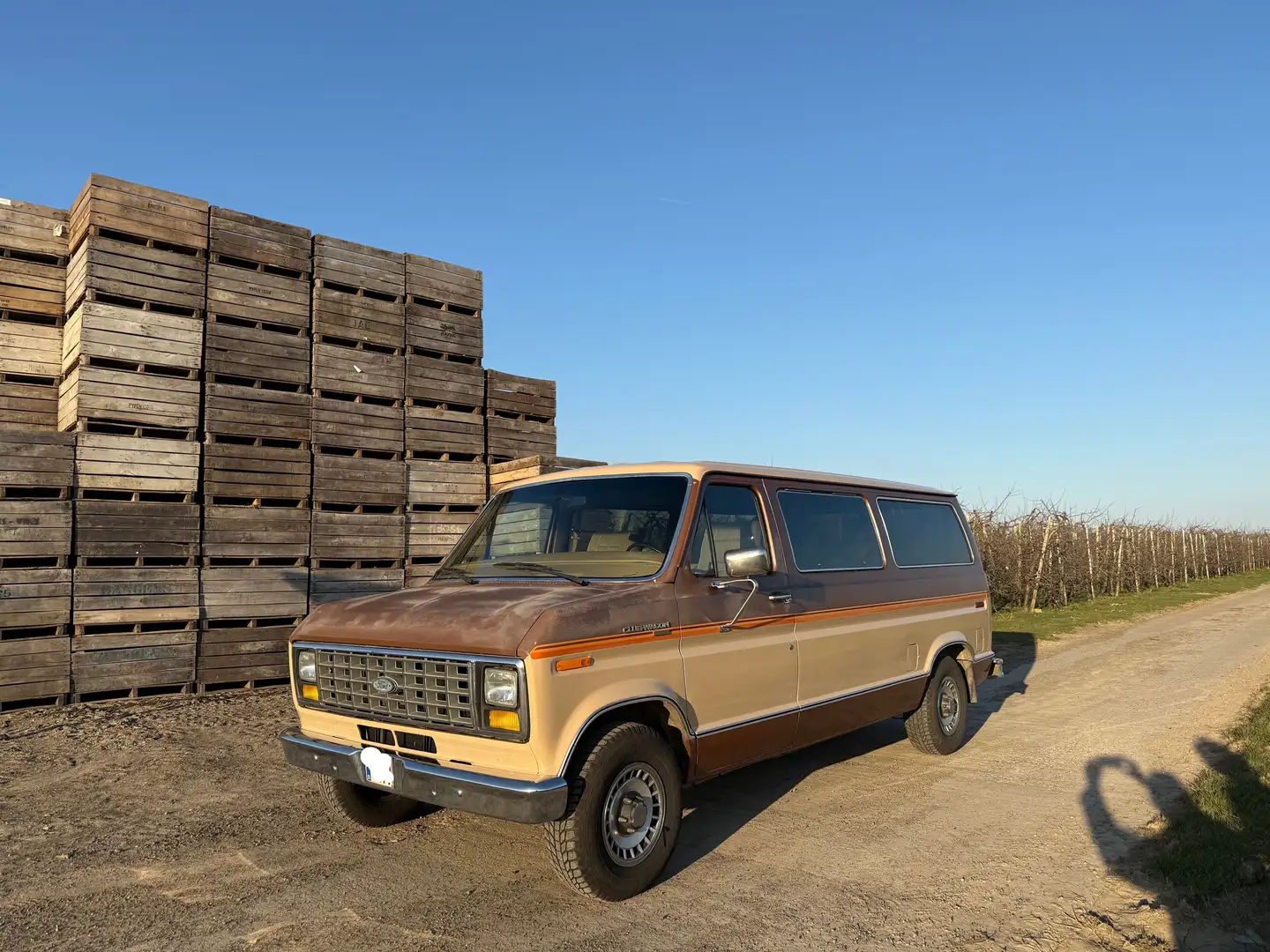 Ford Econoline E150 Club Wagon Beżowy - 2