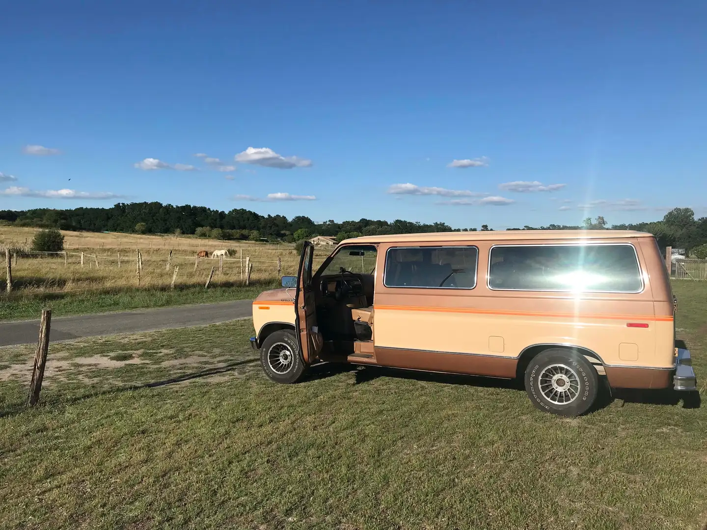 Ford Econoline E150 Club Wagon Beżowy - 1