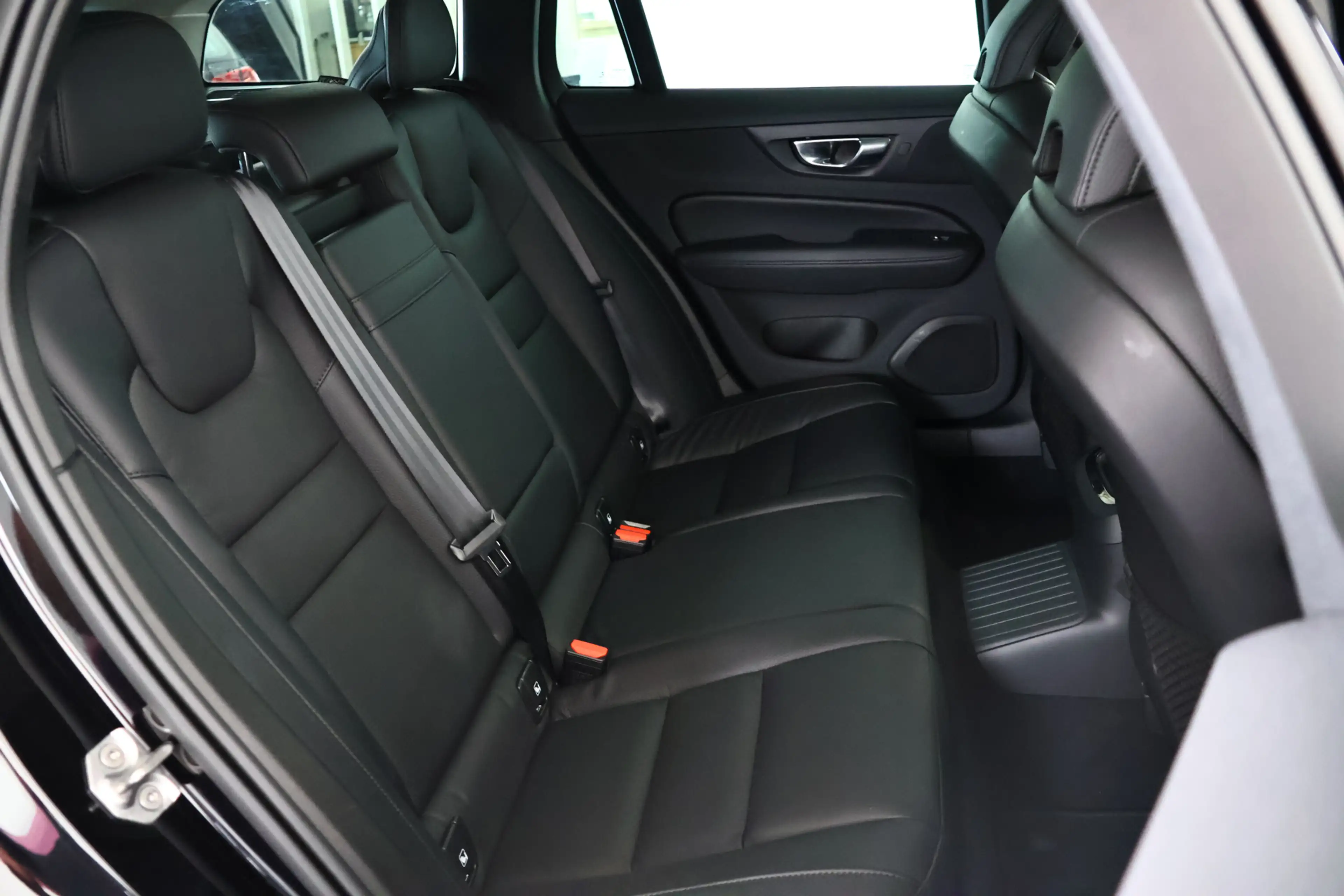 Volvo V60 2.0 T6 Recharge AWD Inscription / LED / Navi / Car — photo 13