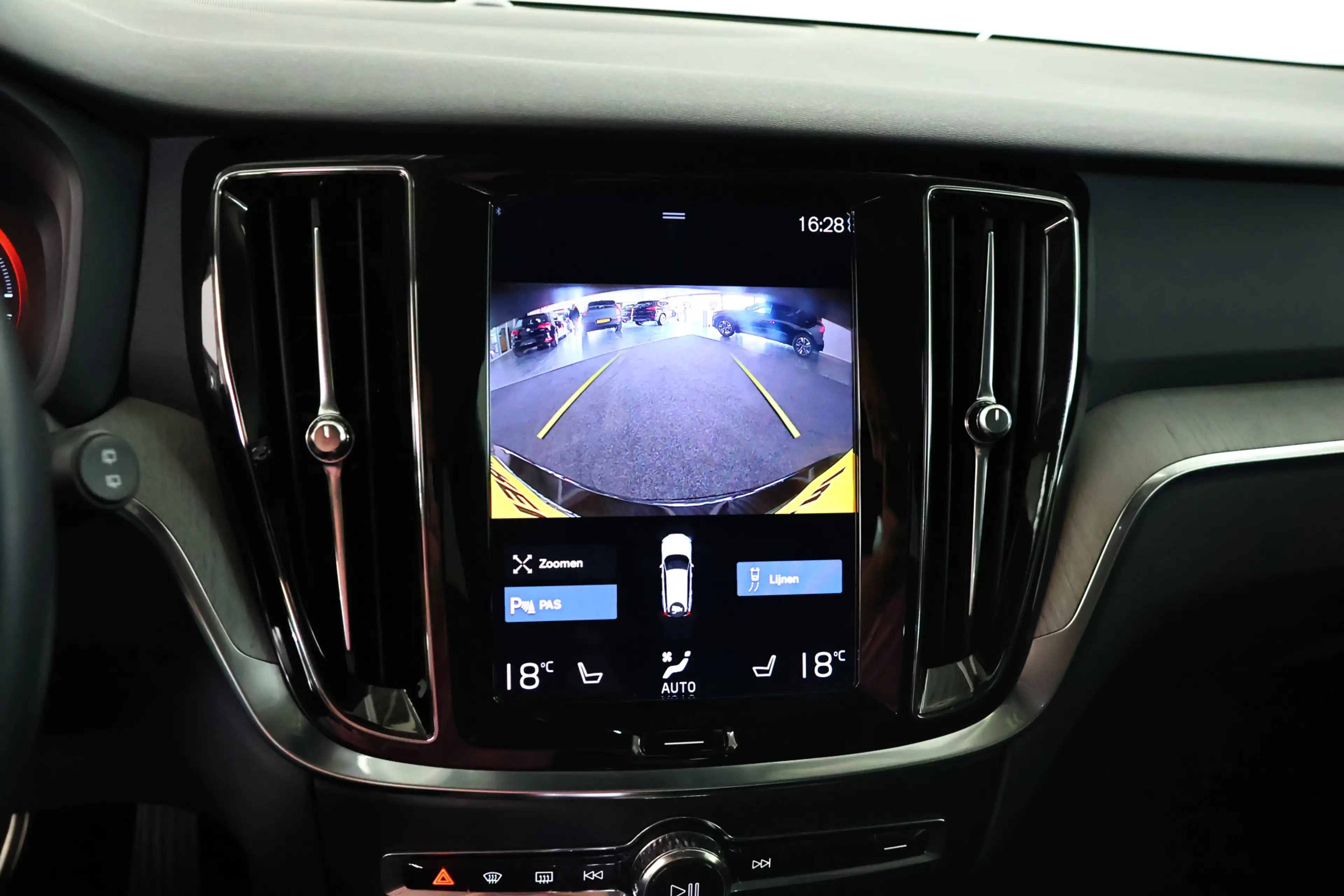 Volvo V60 2.0 T6 Recharge AWD Inscription / LED / Navi / Car — photo 18