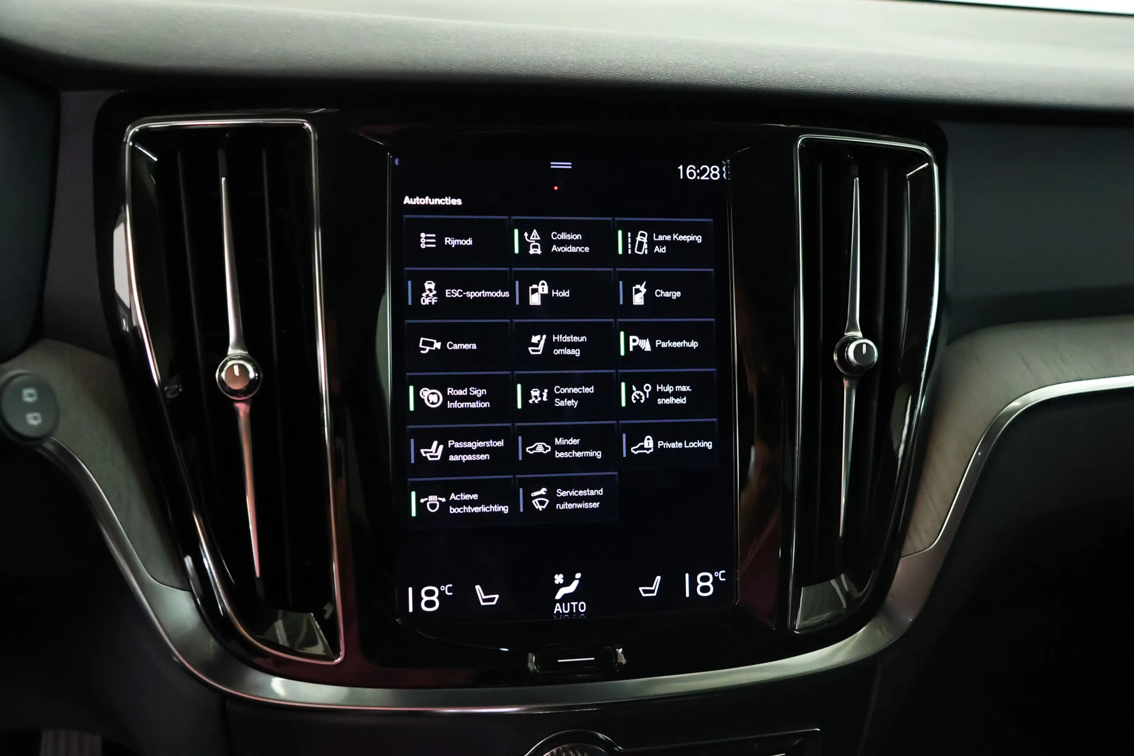 Volvo V60 2.0 T6 Recharge AWD Inscription / LED / Navi / Car — photo 17