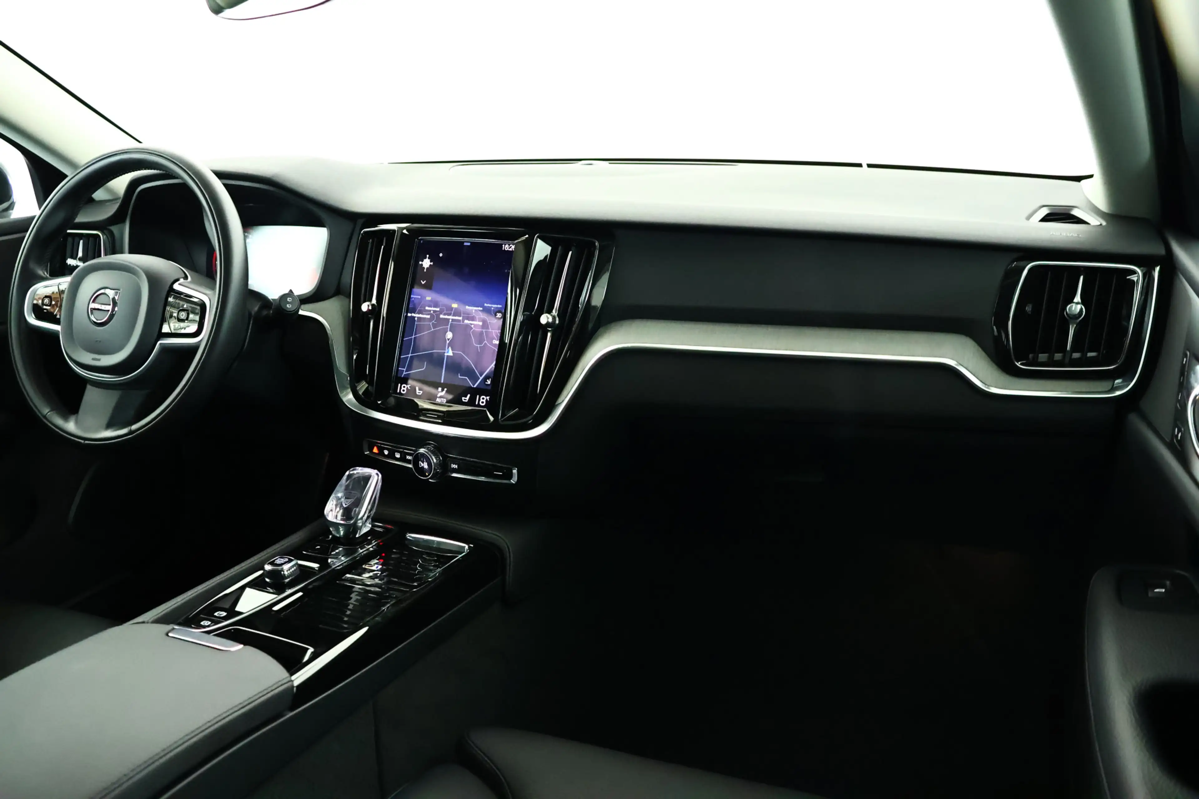 Volvo V60 2.0 T6 Recharge AWD Inscription / LED / Navi / Car — photo 3