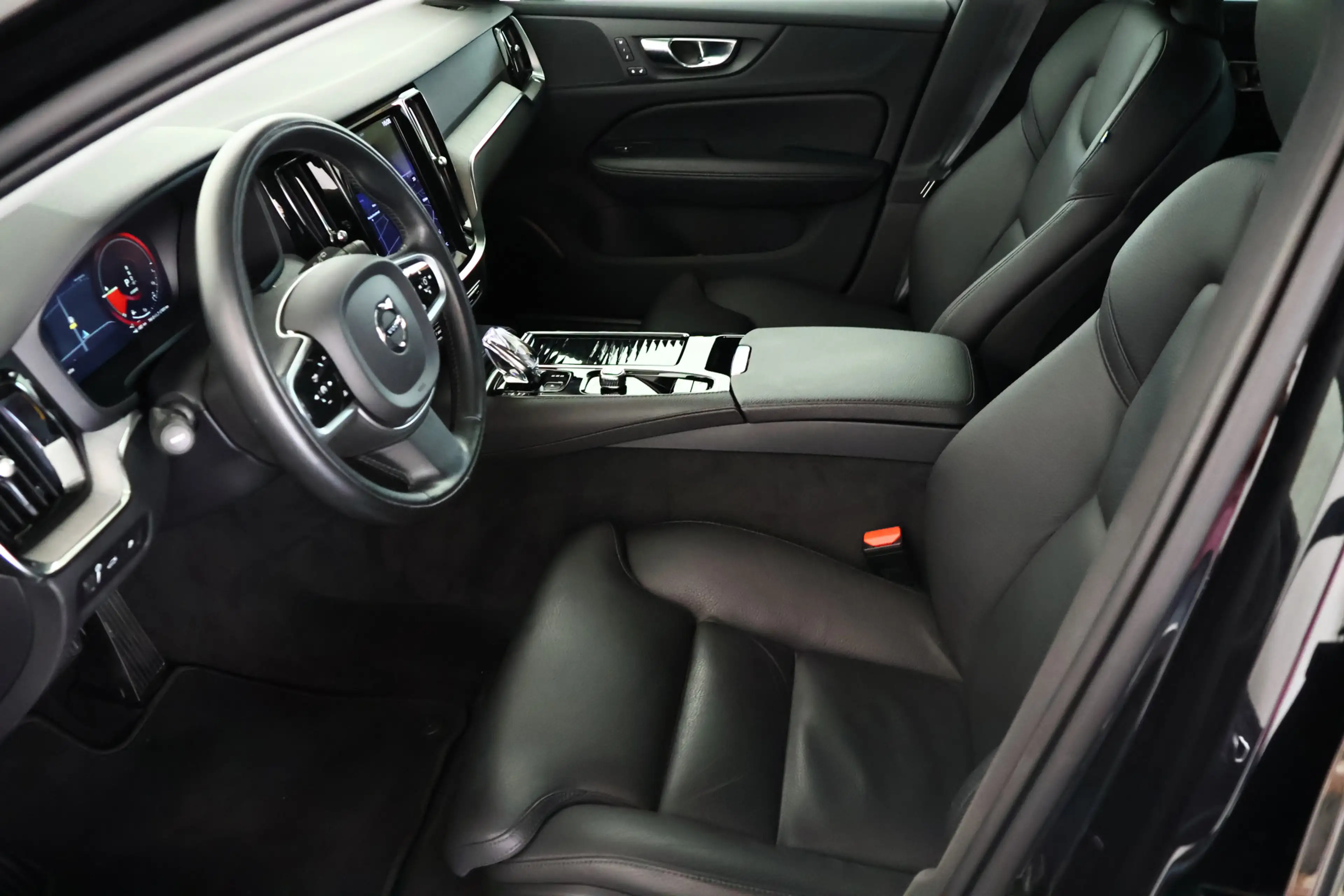 Volvo V60 2.0 T6 Recharge AWD Inscription / LED / Navi / Car — photo 10