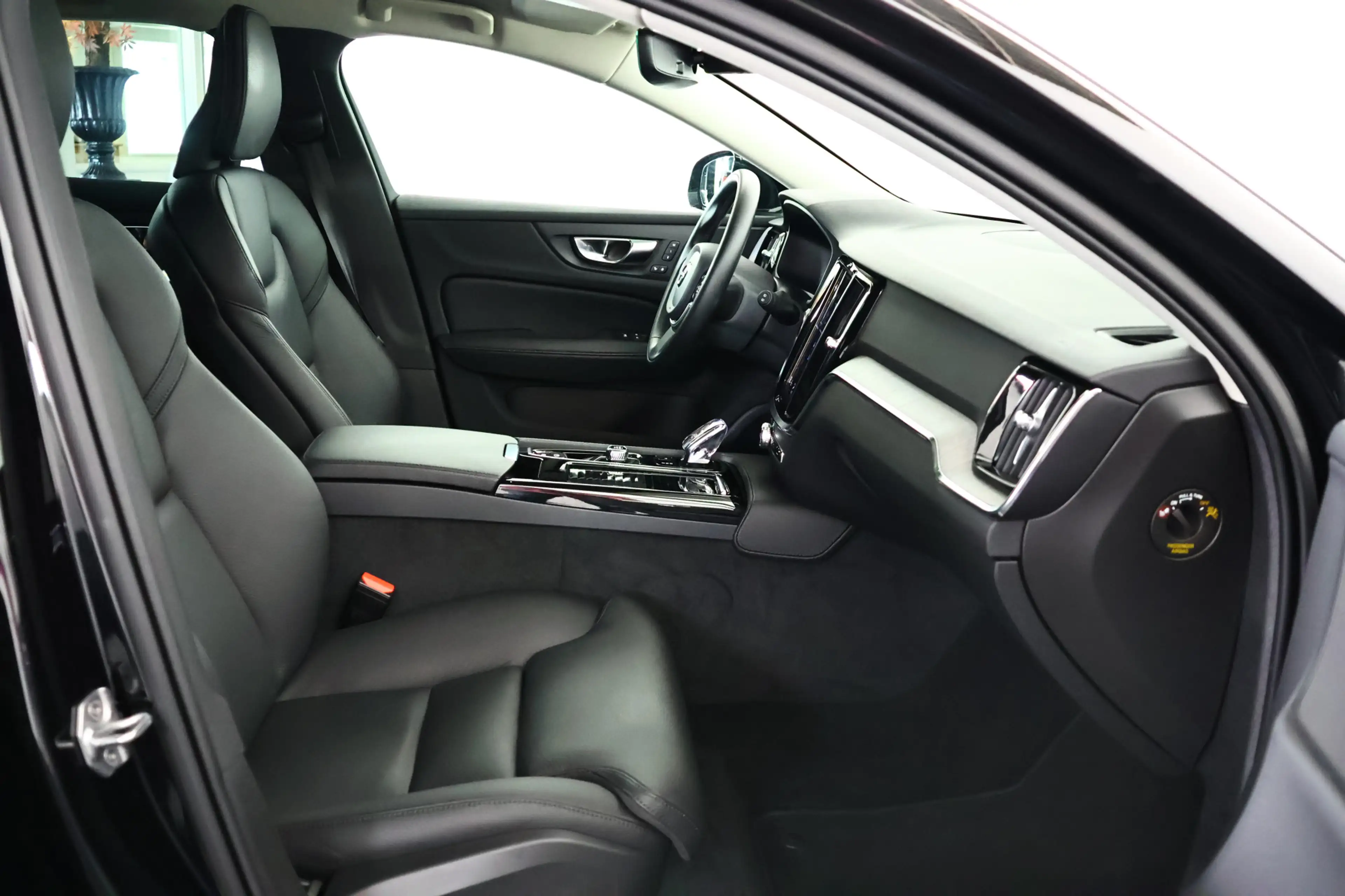 Volvo V60 2.0 T6 Recharge AWD Inscription / LED / Navi / Car — photo 11